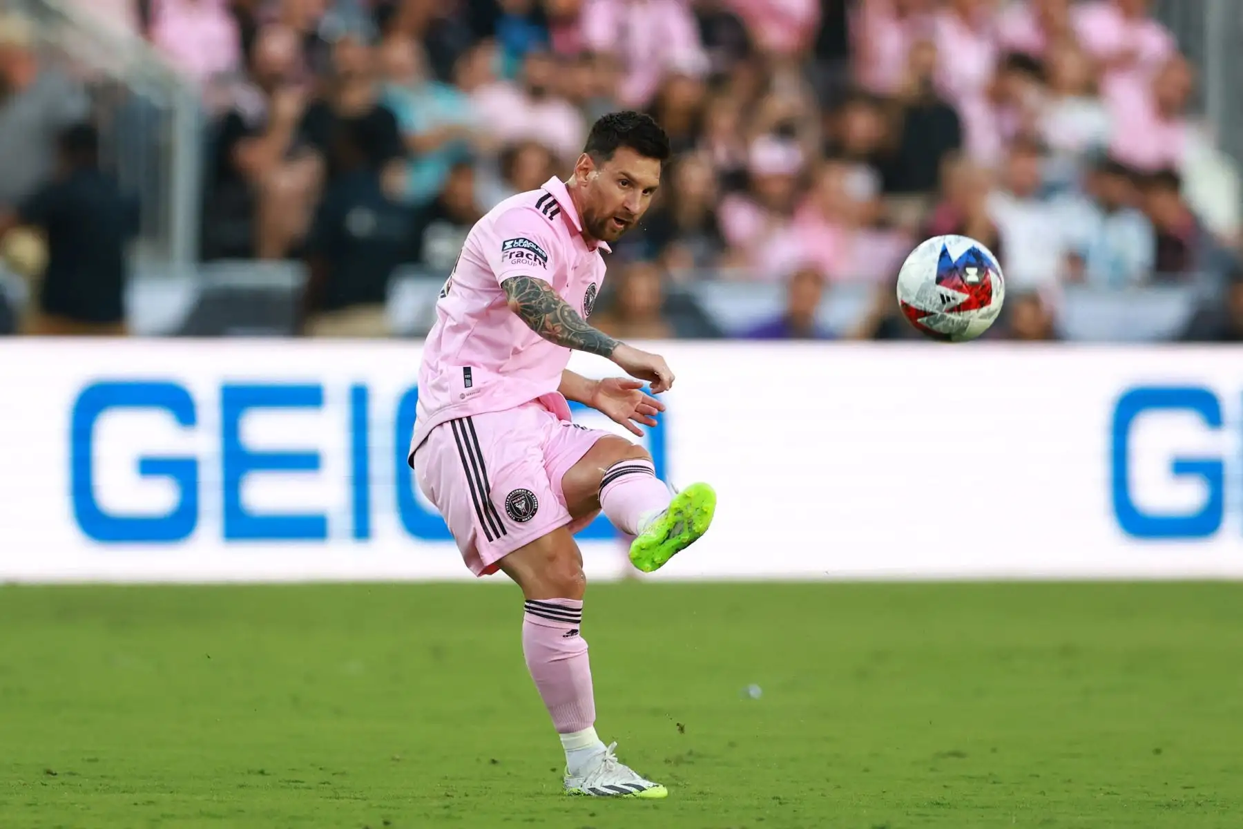 Lionel Messi 10 de Inter Miami CF patea el balón en la primera mitad durante el partido de la Leagues Cup 2023 entre Inter Miami CF y Atlanta United en el DRV PNK Stadium el 25 de julio de 2023 en Fort Lauderdale, Florida.
Foto: AFP