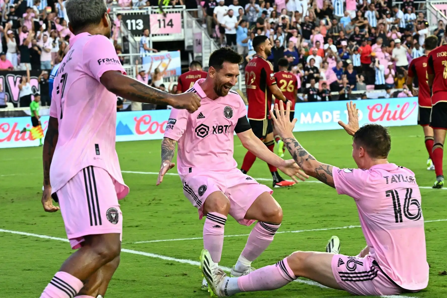El delantero argentino de Inter Miami Lionel Messi celebra anotar el segundo gol de su equipo con el mediocampista finlandés de Inter Miami Robert Taylor durante el partido de fútbol Leagues Cup Group J entre Inter Miami CF y Atlanta United FC en el DRV PNK Stadium en Fort Lauderdale, Florida. Foto: ANDINA/AFP