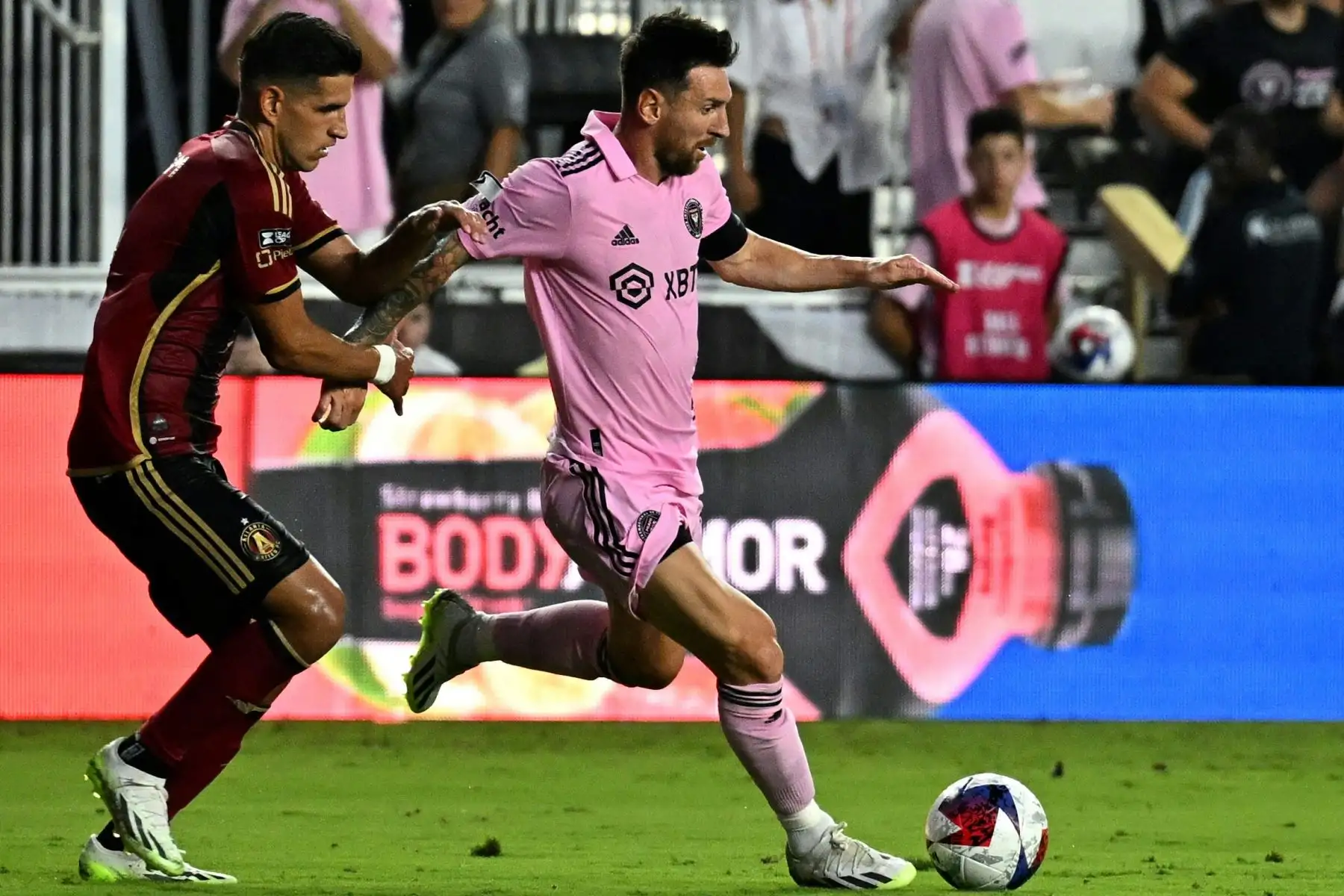 El delantero argentino de Inter Miami, Lionel Messi, controla el balón durante el partido de fútbol de la Copa de la Liga entre Inter Miami CF y Atlanta United FC en el estadio DRV PNK en Fort Lauderdale, Florida. AFP:ANDINA/AFP