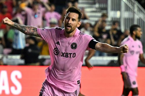 El delantero argentino de Inter Miami, Lionel Messi, celebra durante el partido de fútbol de la Copa de la Liga entre Inter Miami CF y Atlanta United FC en el estadio DRV PNK en Fort Lauderdale, Florida. Foto:ANDINA/AFP