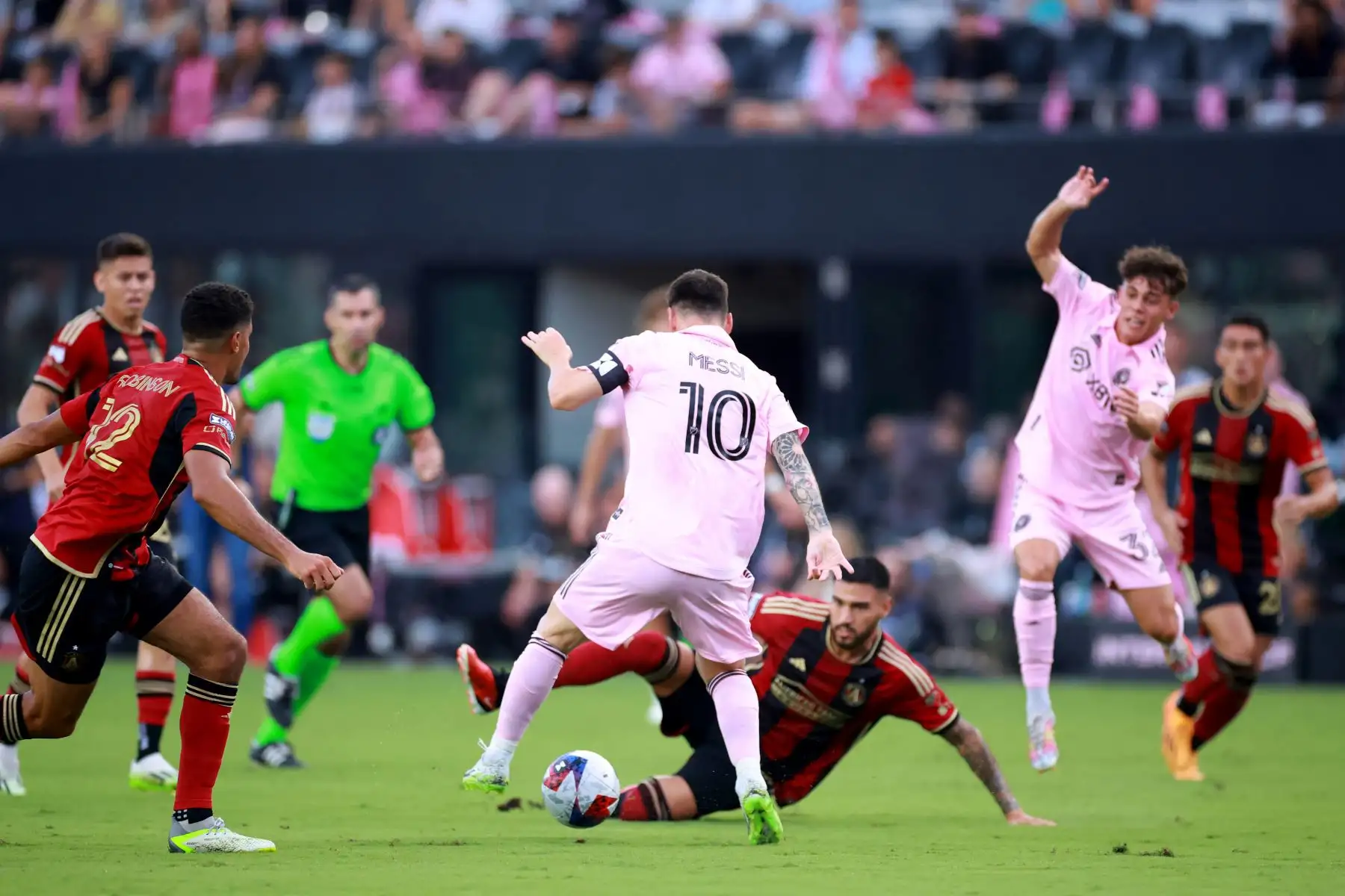 Lionel Messi 10 de Inter Miami CF lucha por el balón en la primera mitad durante el partido de la Leagues Cup 2023 entre Inter Miami CF y Atlanta United en el DRV PNK Stadium en Fort Lauderdale. Florida. Foto: AFP:ANDINA/AFP