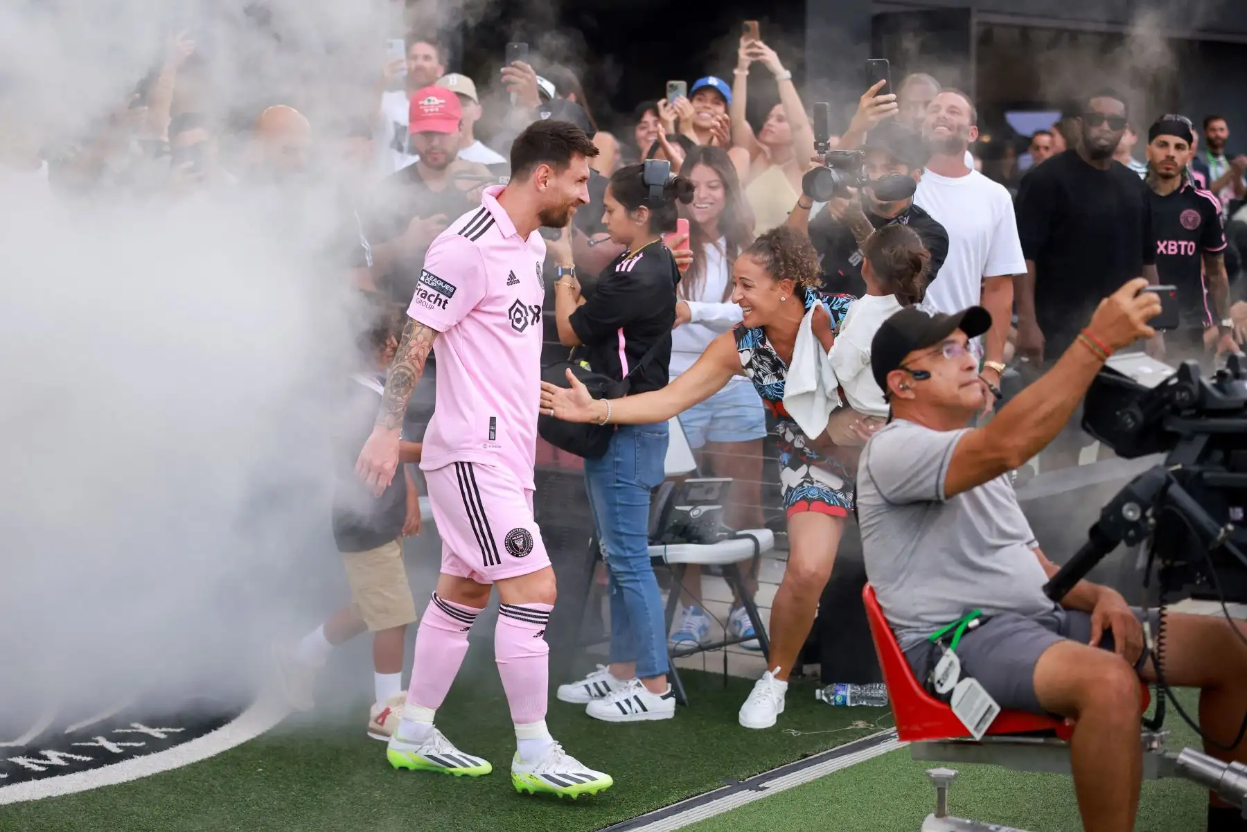 Lionel Messi 10 de Inter Miami CF entra al campo antes del partido de la Leagues Cup 2023 entre Inter Miami CF y Atlanta United en el DRV PNK Stadium en Fort Lauderdale, Florida. Foto:ANDINA/ AFP