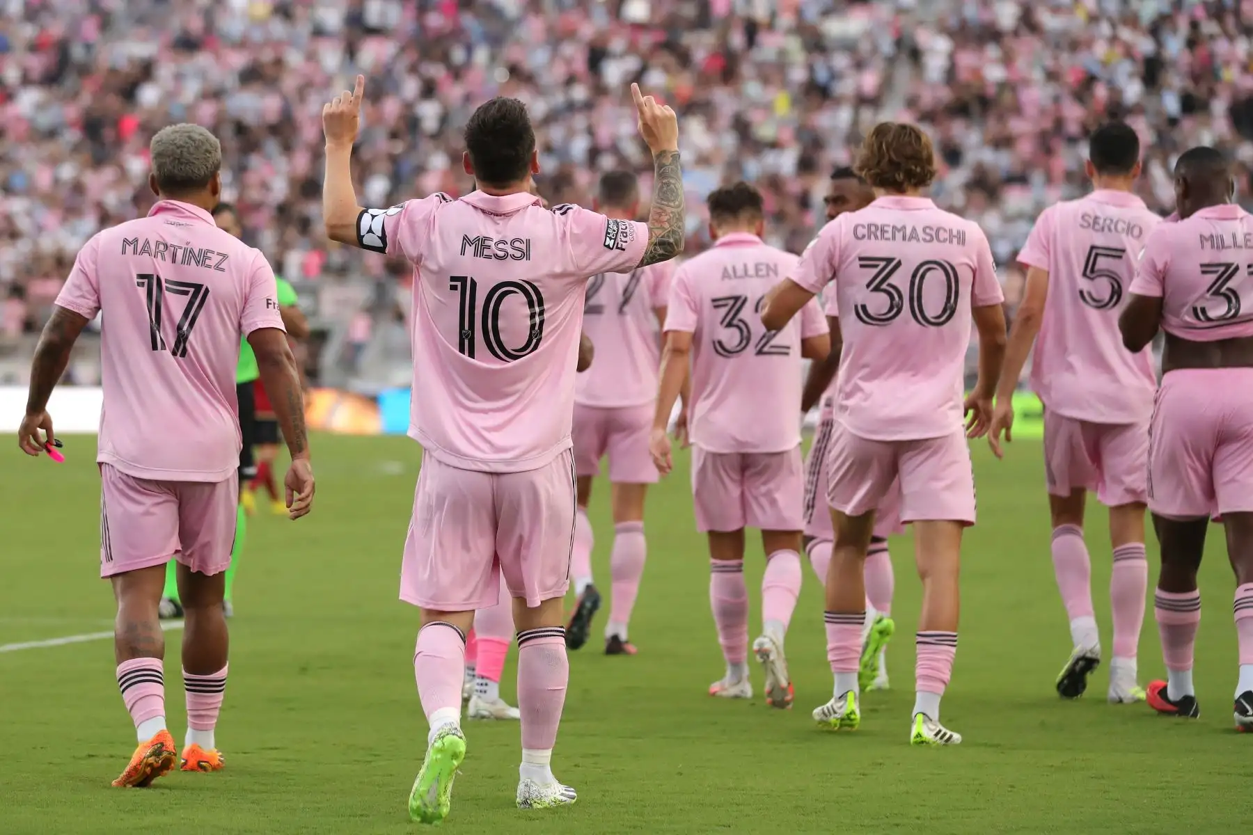 Lionel Messi 10 de Inter Miami CF celebra con sus compañeros después de marcar un gol en la primera mitad durante el partido de la Leagues Cup 2023 entre Inter Miami CF y Atlanta United en el DRV PNK Stadium el 25 de julio de 2023
Foto: AFP