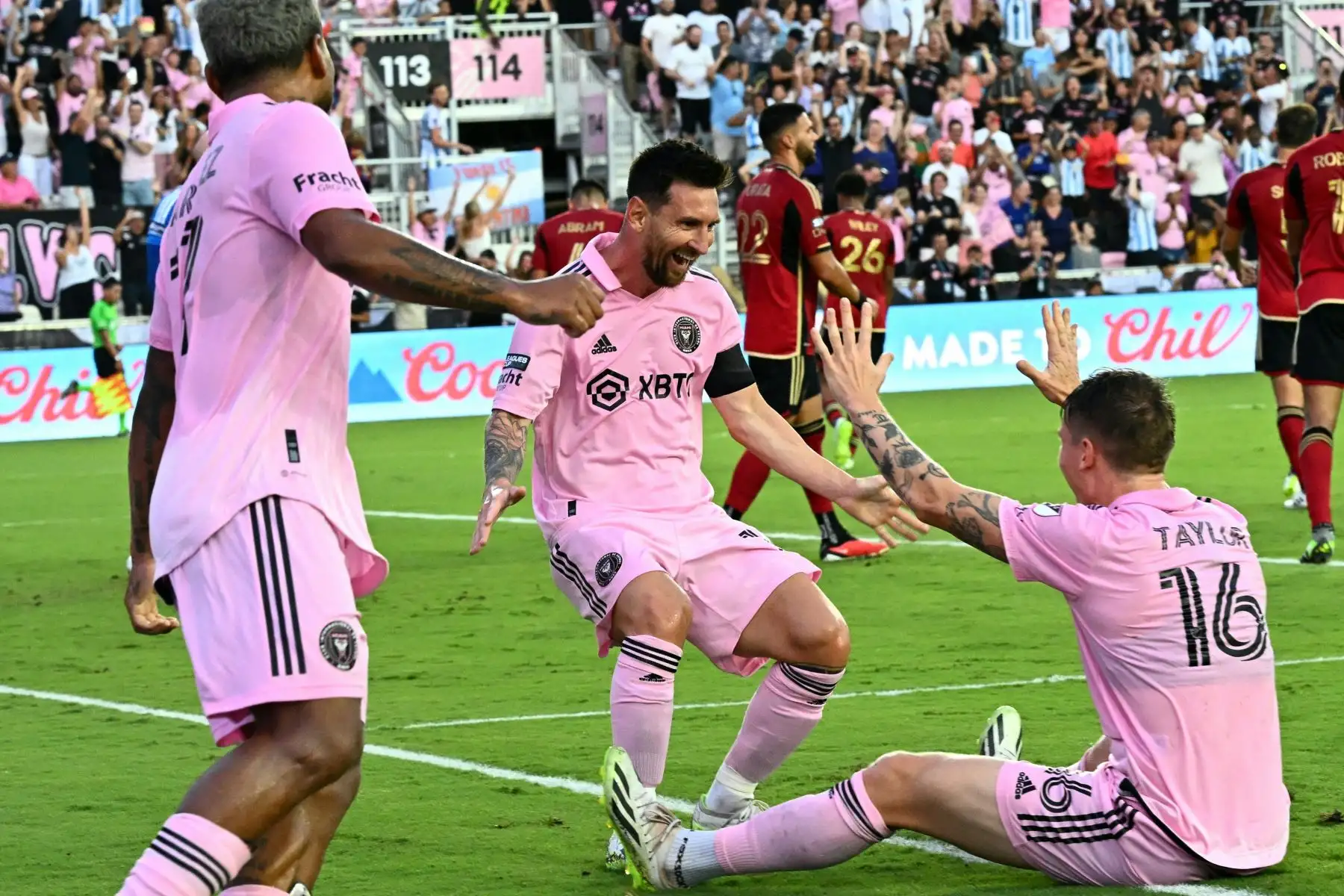 El delantero argentino de Inter Miami, Lionel Messi, celebra marcar el segundo gol de su equipo con el mediocampista finlandés de Inter Miami, Robert Taylor, durante el partido de fútbol del Grupo J de la Copa de la Liga entre Inter Miami CF y Atlanta United FC en el DRV PNK Stadium en Fort Lauderdale, Florida, el 25 de julio de 2023.
Foto: AFP