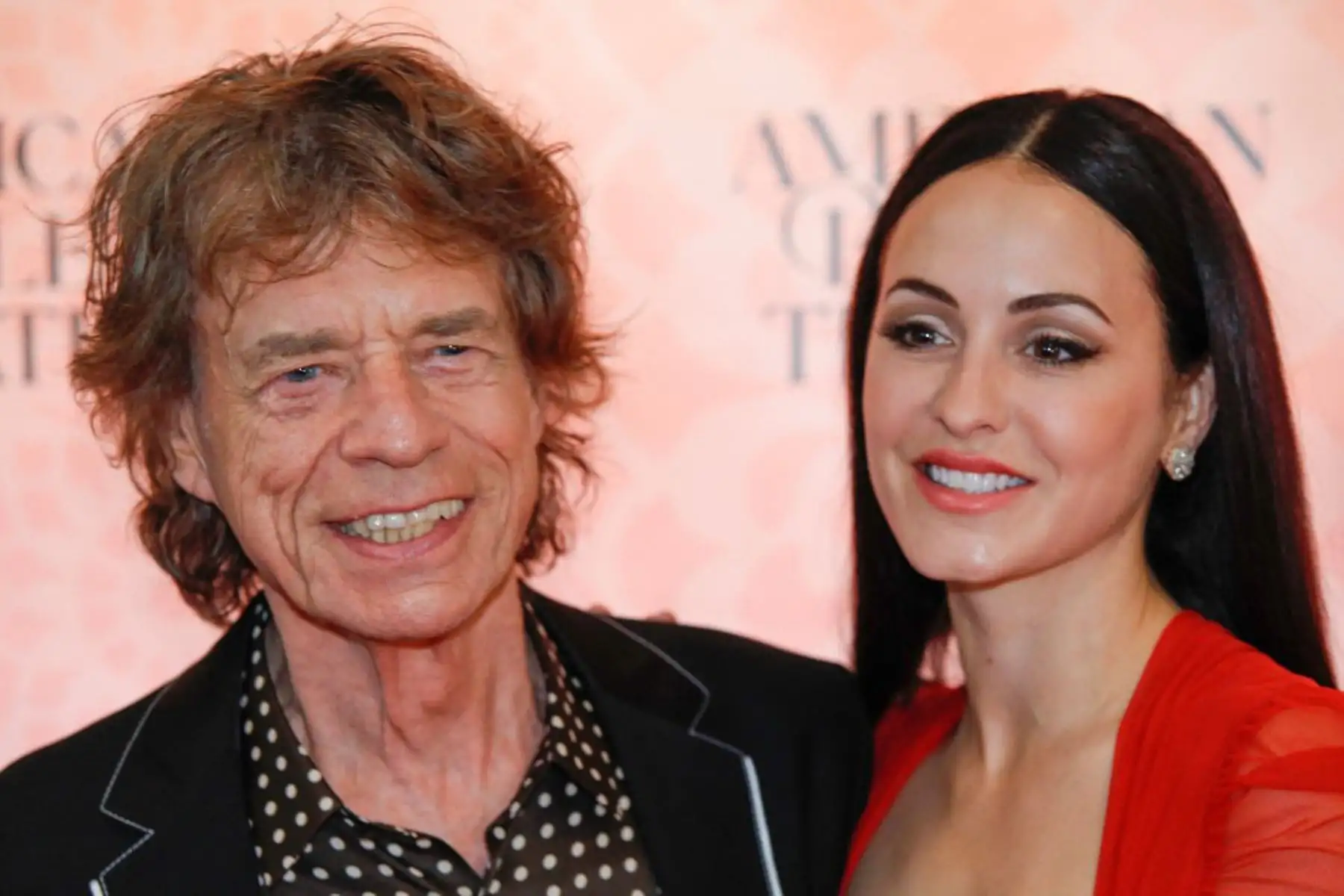 El cantante inglés Mick Jagger y su esposa, la coreógrafa estadounidense Melanie Hamrick, asisten a la presentación nocturna de apertura de la temporada de verano de 2023 del American Ballet Theatre de "Like Water For Chocolate". Foto: AFP