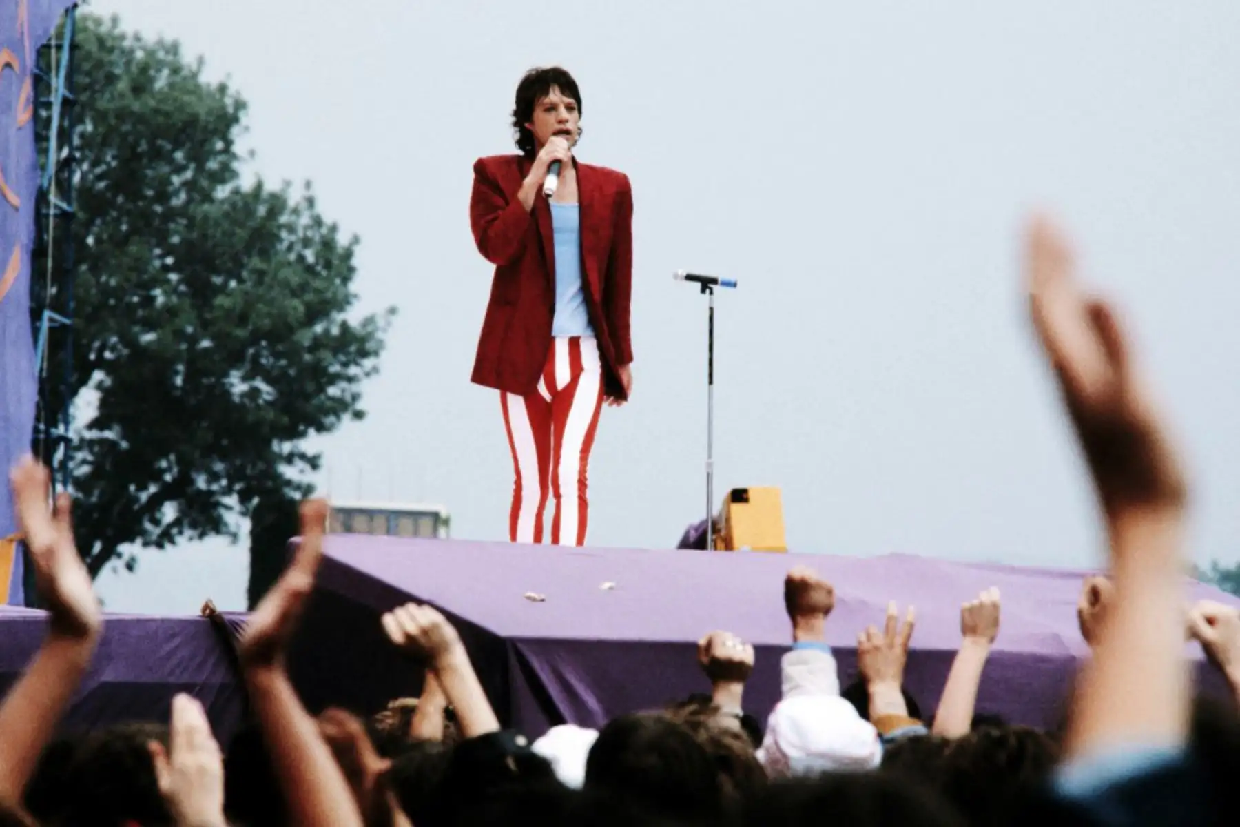 Mick Jagger, cantante principal del grupo de rock "Rolling Stones", se presentó el 14 de junio de 1982 en el hipódromo de Auteuil de París frente a unas 70.000 personas de todas las generaciones. Foto: AFP