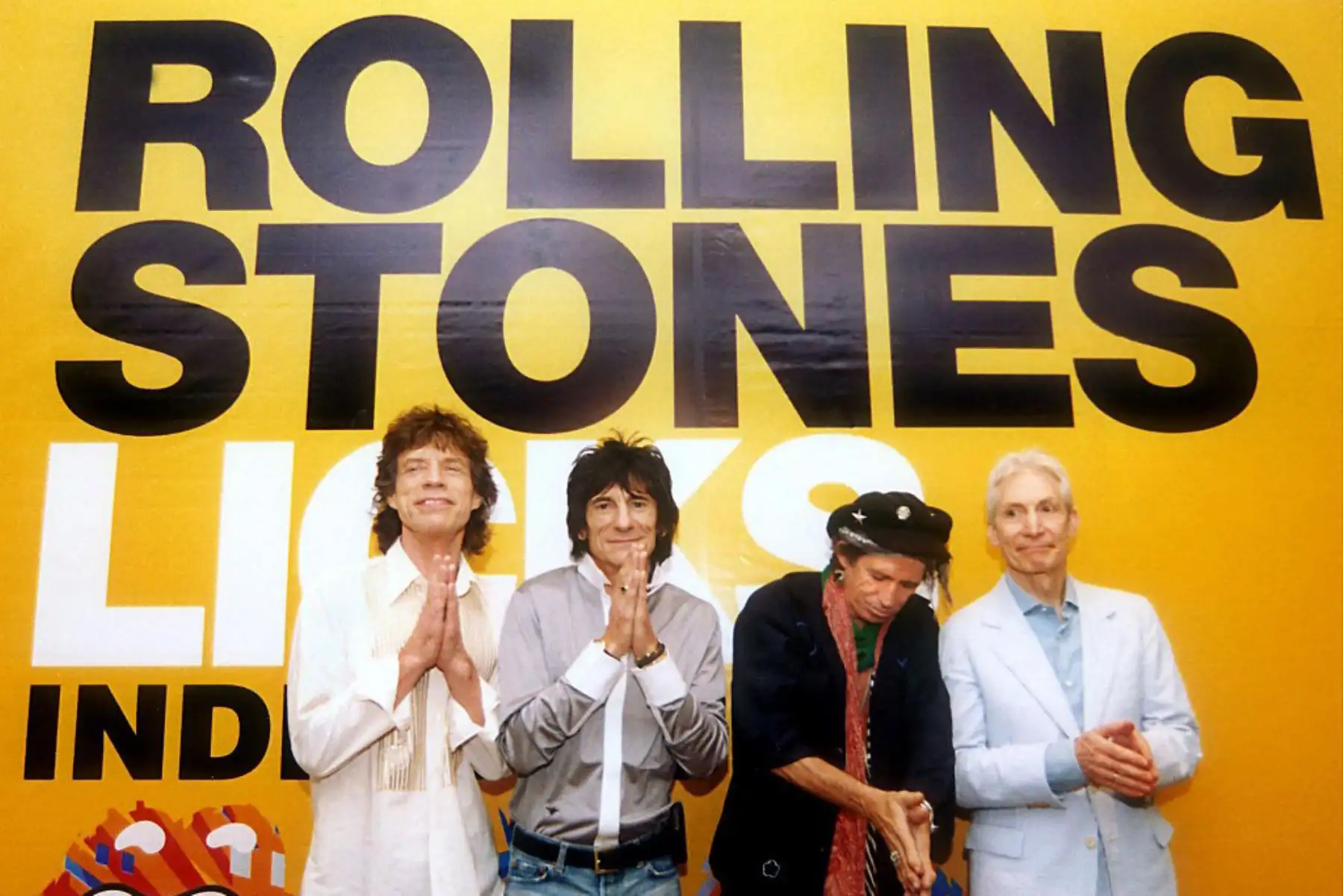 The Rolling Stones: Mick Jagger, Ronnie Wood, Keith Richards y Charlie Watts, saludan a los fotógrafos en una conferencia de prensa en Bangalore el 1 de abril de 2003. Foto: AFP