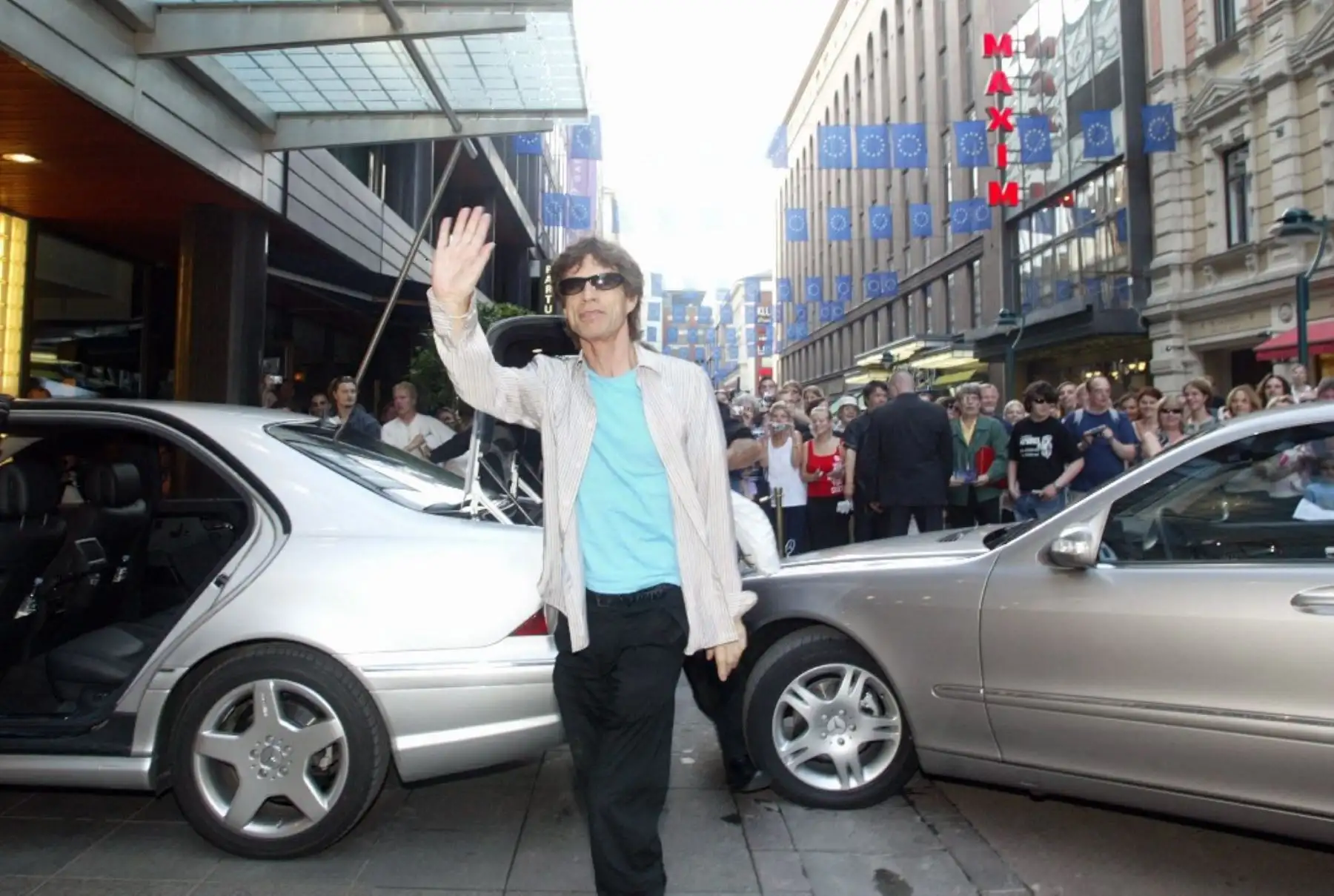 El cantante de los Rolling Stones, Mick Jagger, saluda a los fans después de llegar a su hotel en Helsinki, Finlandia, el 14 de julio de 2003.  Foto: AFP