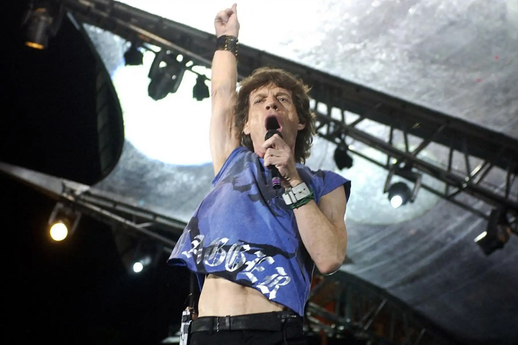 Este 26 de julio, Mick Jagger, legendario líder de The Rolling Stones, cumple 82 años. Reconocido como uno de los más grandes exponentes del rock, su energía inagotable y carisma en el escenario lo han convertido en un ícono musical por más de seis décadas. A pesar de su edad, Jagger continúa activo, ofreciendo conciertos y trabajando en nuevos proyectos, demostrando que su legado sigue más vigente que nunca. Foto: AFP