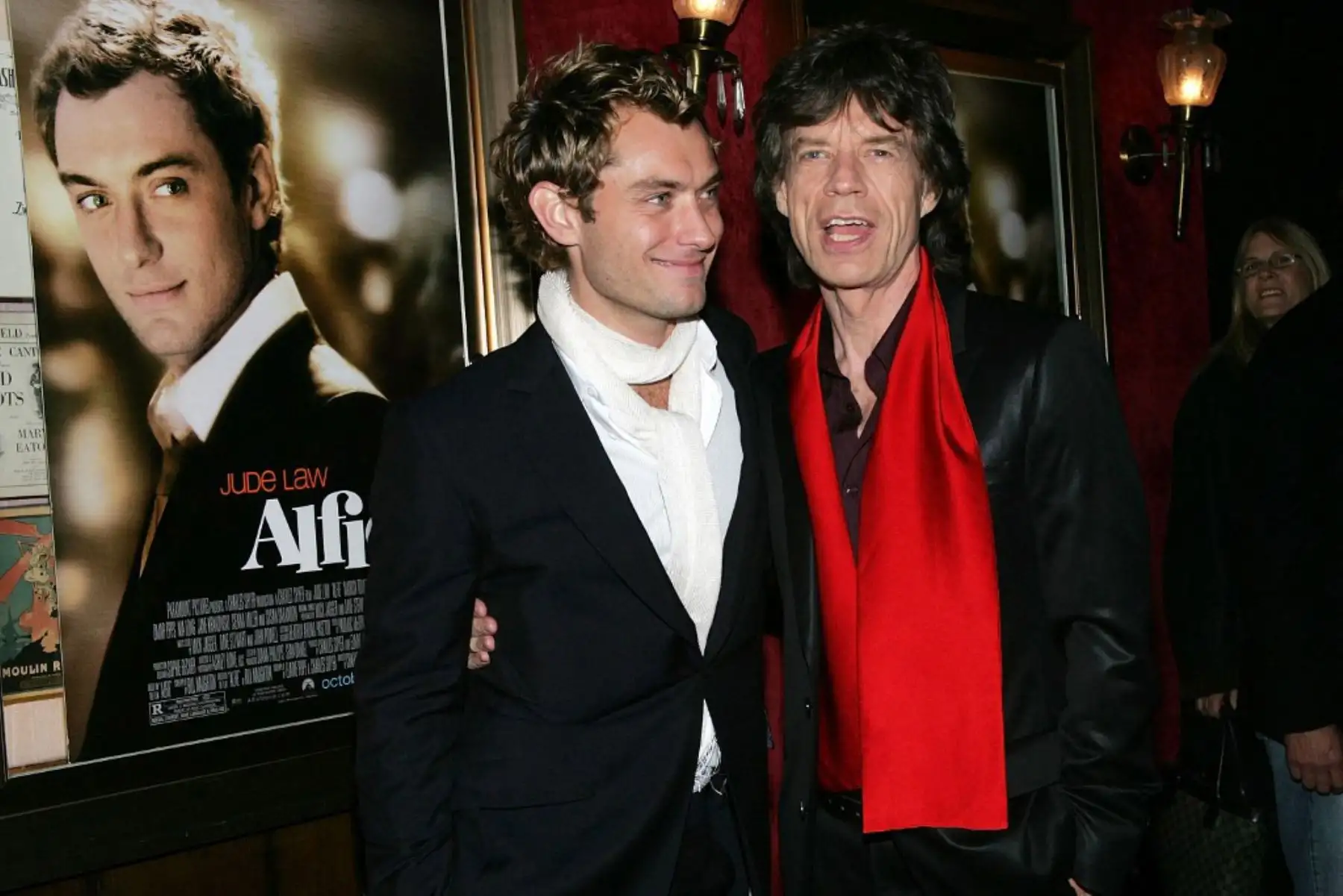 Los actores Jude Law y Mick Jagger asisten al estreno en Nueva York de "Alfie" en el Teatro Ziegfeld el 18 de octubre de 2004 en la ciudad de Nueva York. Foto: AFP