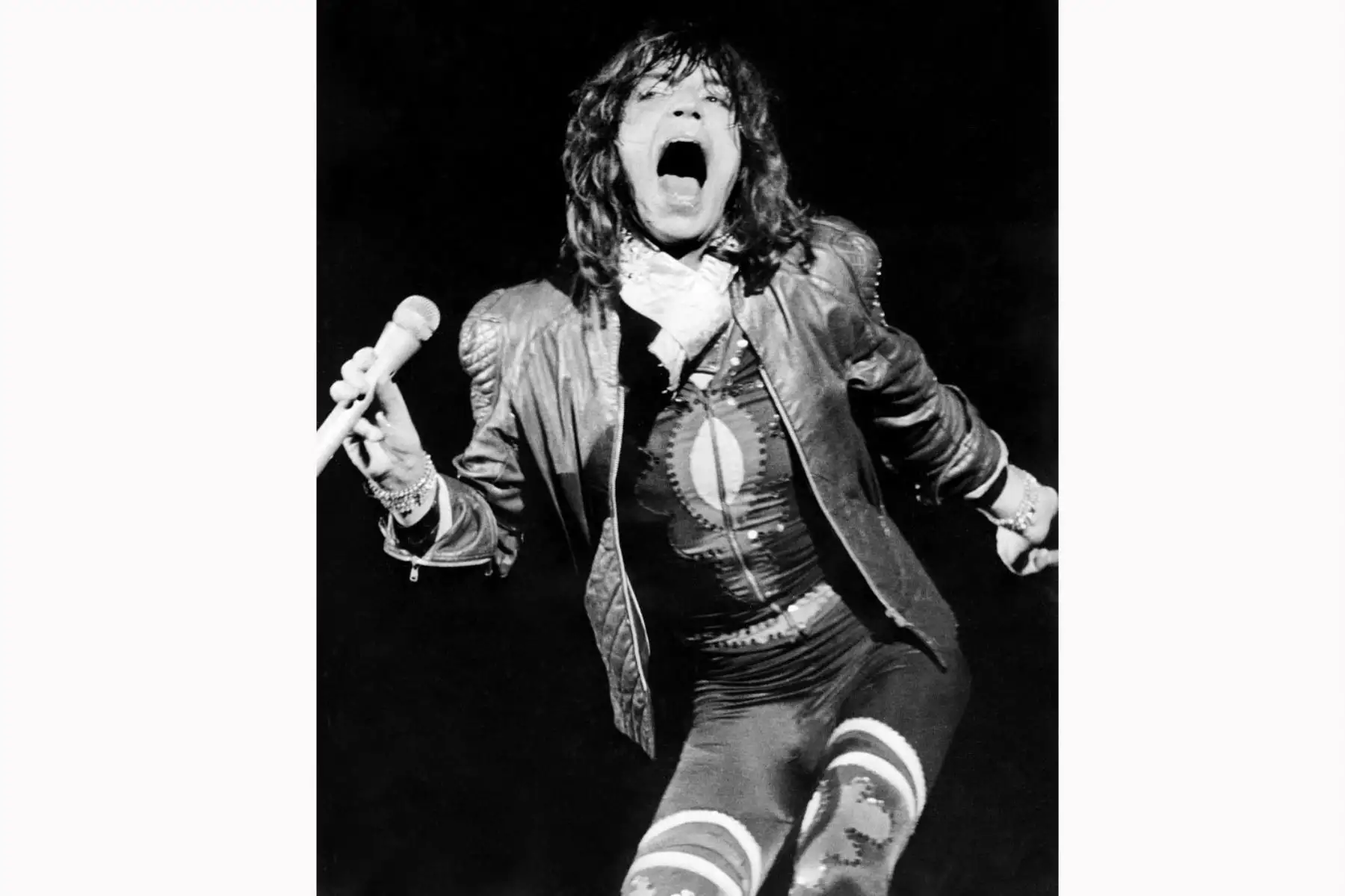 Mick Jagger, cantante principal del grupo de rock "Rolling Stones", se presenta en Knebworth Park, Hertshire, el 22 de agosto de 1976. Foto: AFP