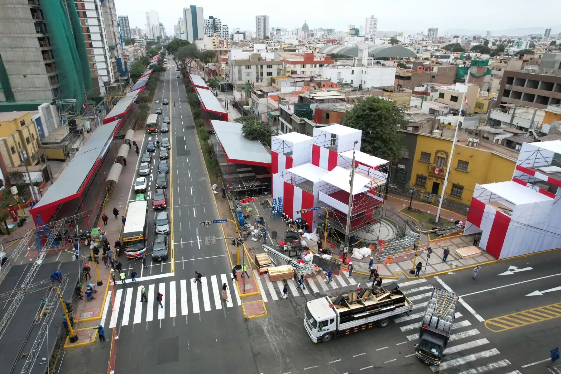 Continúan los trabajos de armado de los estrados en la av. Brasil para la Gran Parada y Desfile Cívico Militar 2023 por Fiestas Patrias. La mayoría de los estrados ya lucen de rojo y blanco. Foto: ANDINA/Daniel Bracamonte.