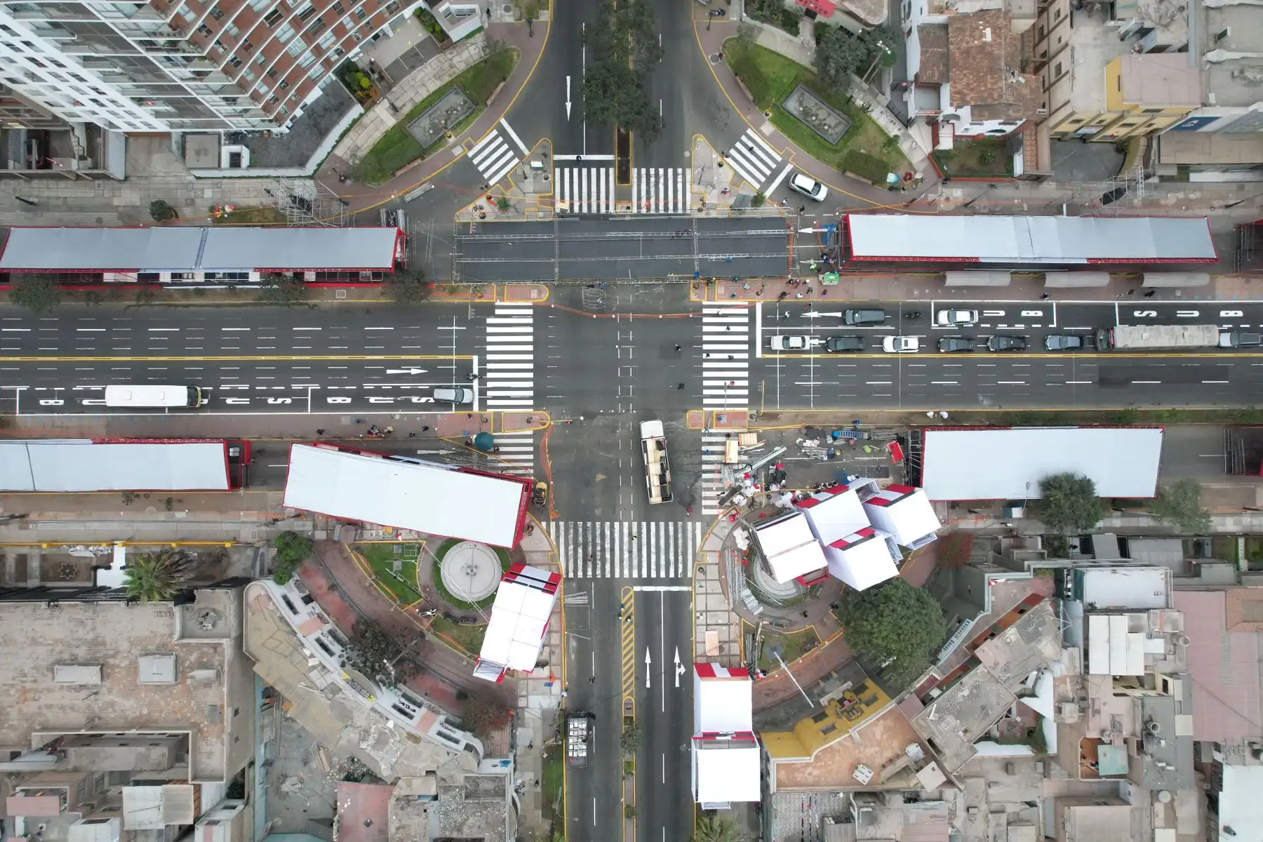 Continúan los trabajos de armado de los estrados en la Av. Brasil para la Parada Militar 2023 por Fiestas Patrias. La mayoría de los estrados ya lucen de rojo y blanco. Foto: ANDINA/Daniel Bracamonte
