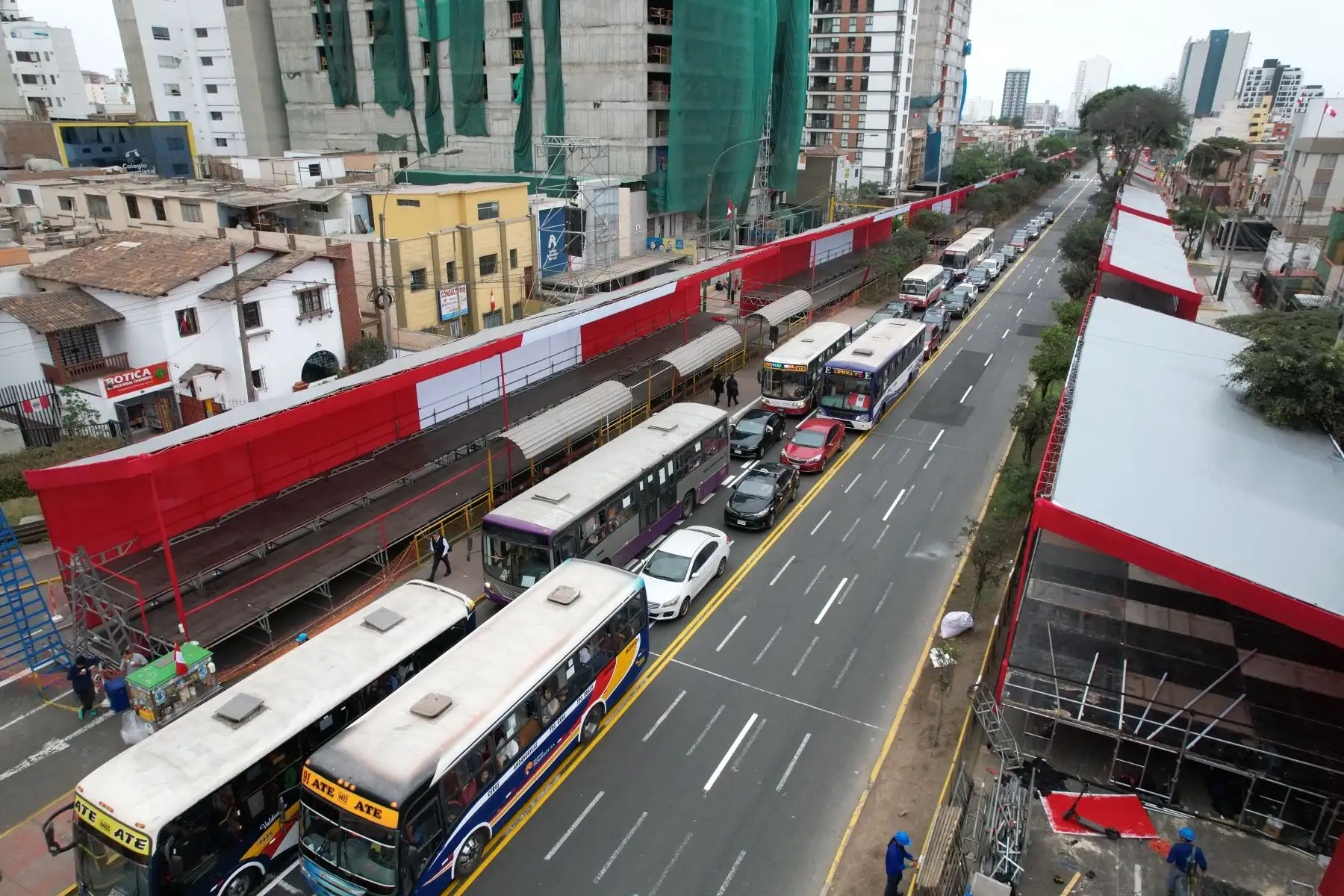 Continúan los trabajos de armado de los estrados en la Av. Brasil para la Parada Militar 2023 por Fiestas Patrias. La mayoría de los estrados ya lucen de rojo y blanco. Foto: ANDINA/Daniel Bracamonte