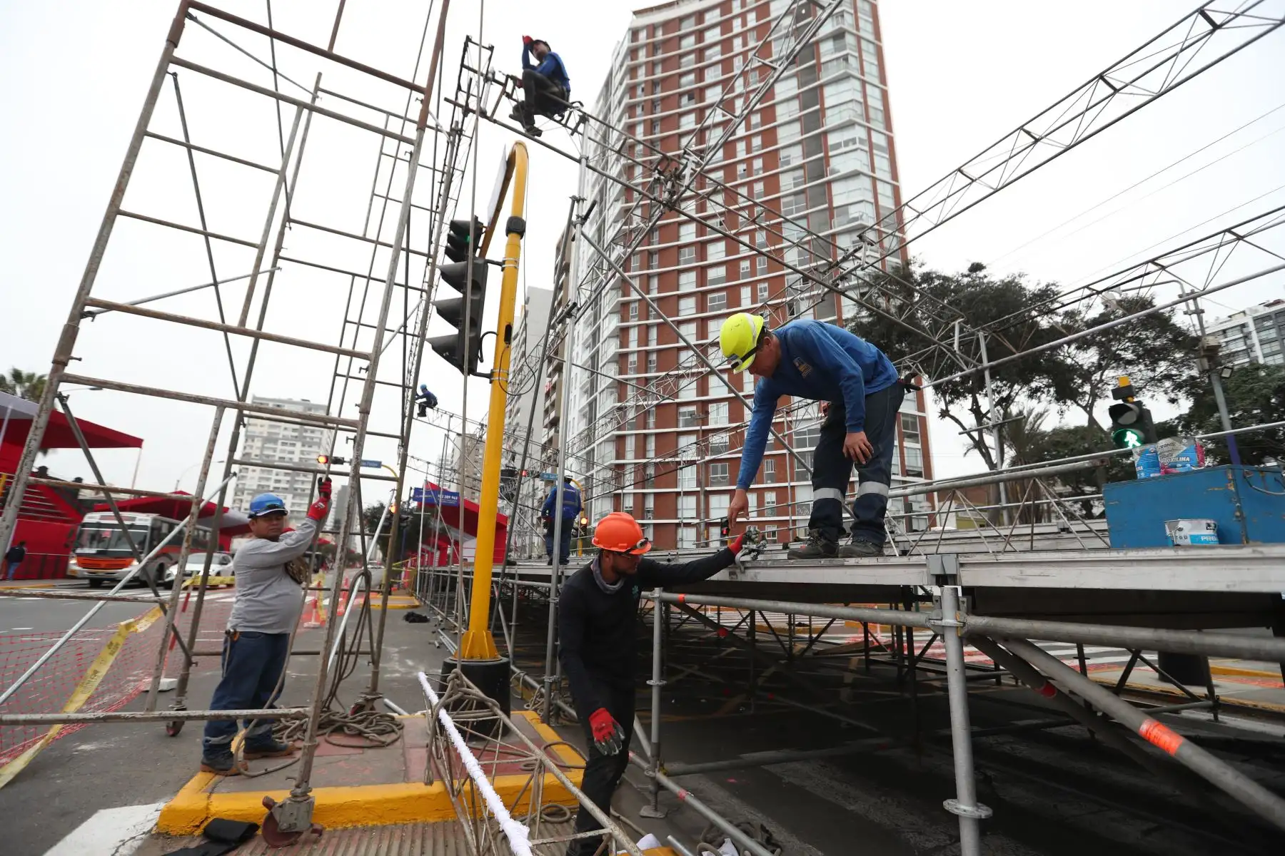 Obreros continúan con el trabajo de armado de estrados en la Av. Brasil para la gran Parada Militar 2023 por Fiestas Patrias, a realizarse el sábado 29 de julio. Foto: ANDINA/Daniel Bracamonte