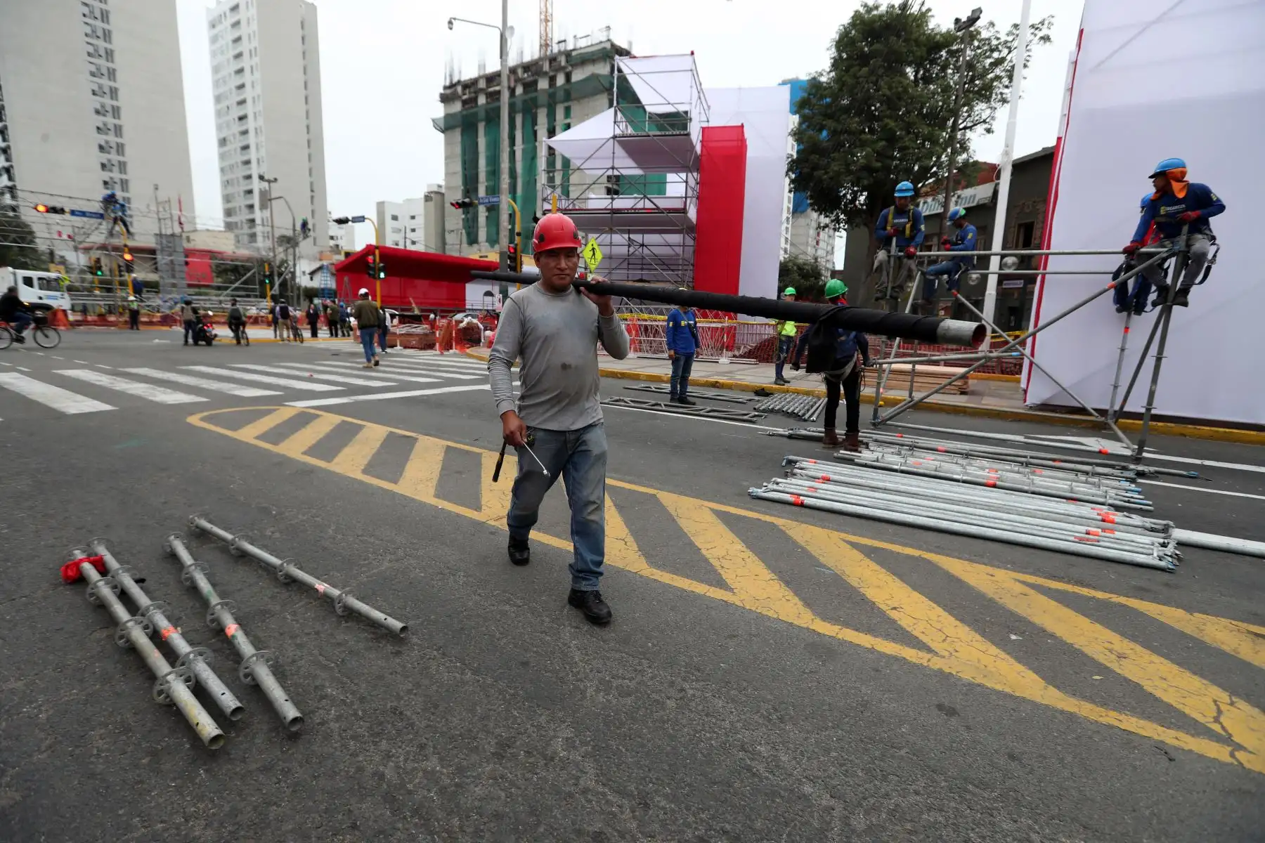 Obreros continúan con el trabajo de armado de estrados en la Av. Brasil para la gran Parada Militar 2023 por Fiestas Patrias, a realizarse el sábado 29 de julio. Foto: ANDINA/Daniel Bracamonte
