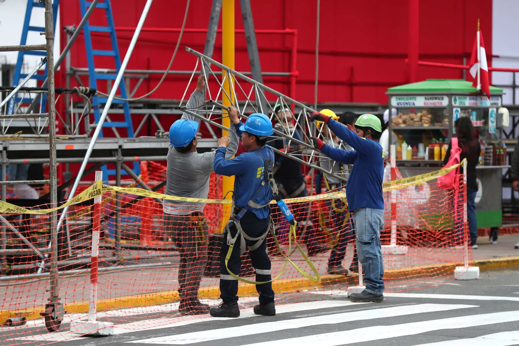 Obreros continúan con el trabajo de armado de estrados en la Av. Brasil para la gran Parada Militar 2023 por Fiestas Patrias, a realizarse el sábado 29 de julio. Foto: ANDINA/Daniel Bracamonte