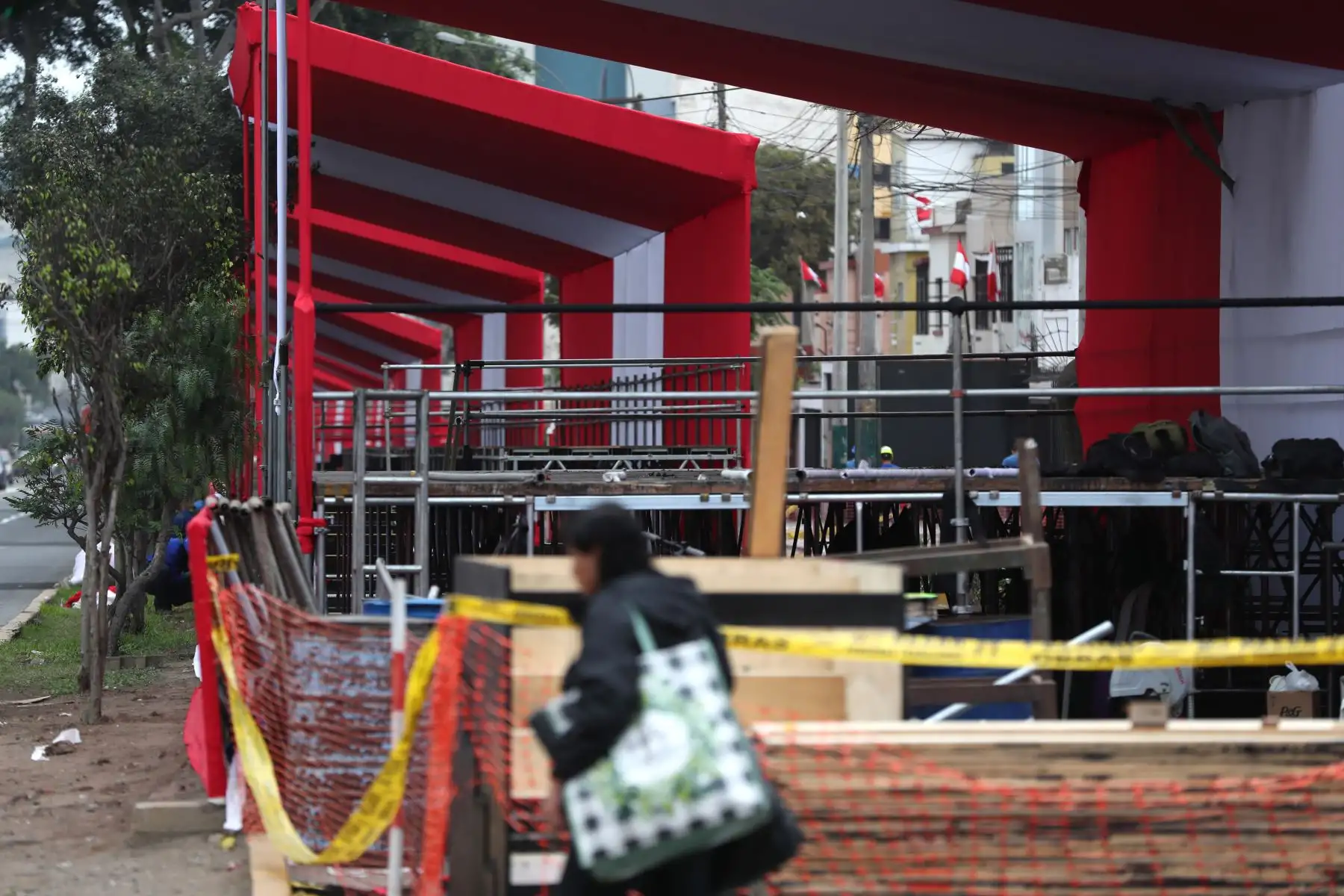 Debido al gran avance de obras de implementación de estrados para la Parada Militar 2023, ya no hay pase por ninguna de las calles que cruzan la Av. Brasil. Foto: ANDINA/Daniel Bracamonte