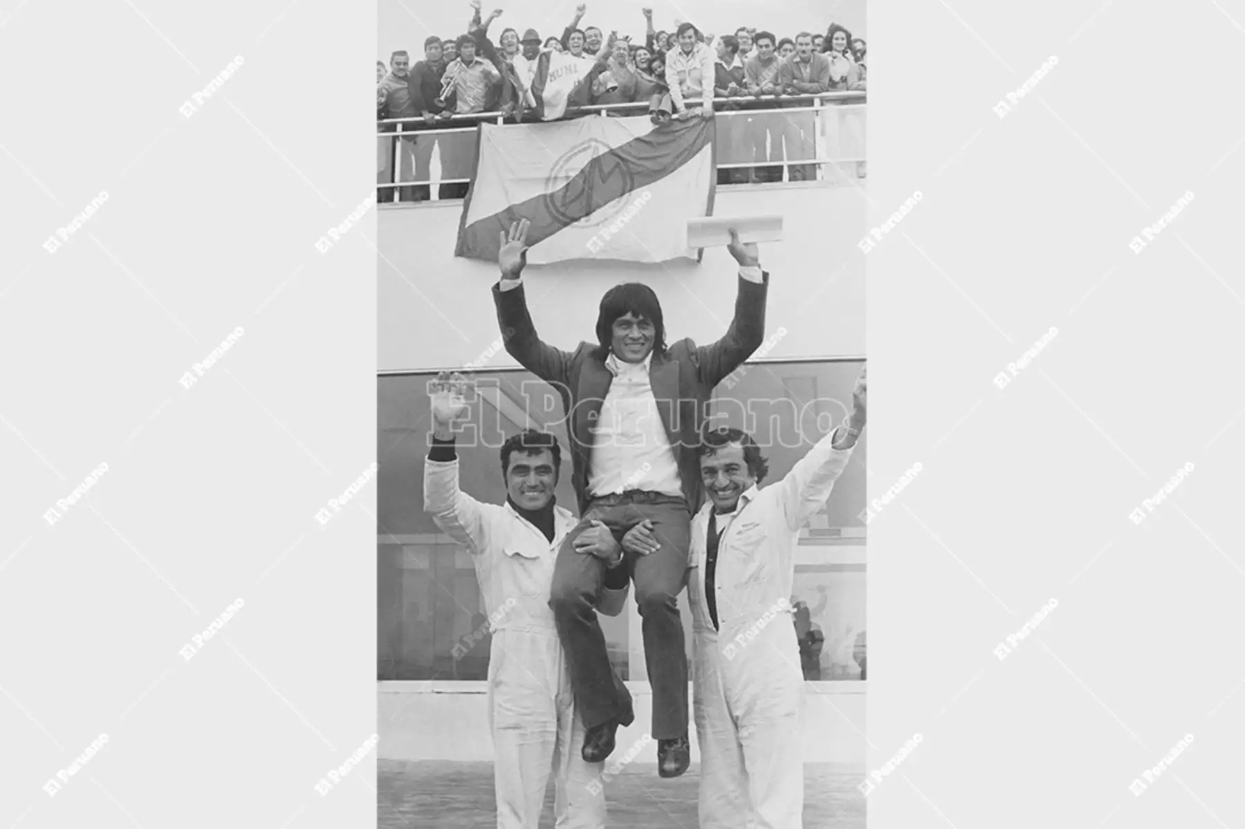 Callao - 1973 / Tras fichar por el Barcelona de España, Hugo Sotil es recibido como un ídolo por hinchas del Deportivo Municipal en el aeropuerto Jorge Chávez. Foto: Archivo Histórico de El Peruano