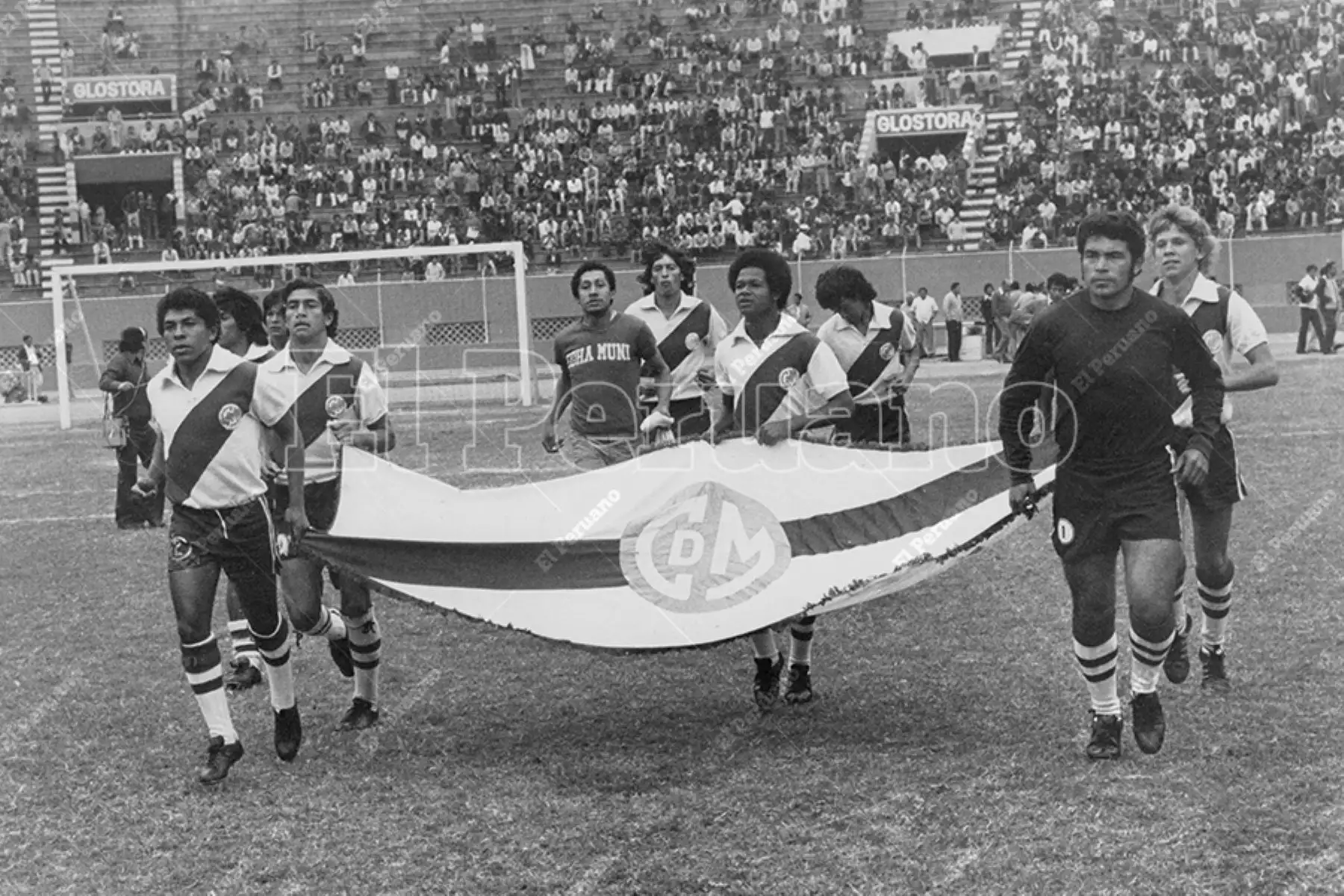Lima - 6 junio 1977 / Equipo del Deportivo Municipal que empató sin goles con CNI de Iquitos por el Torneo Descentralizado. Foto: Archivo Histórico de El Peruano