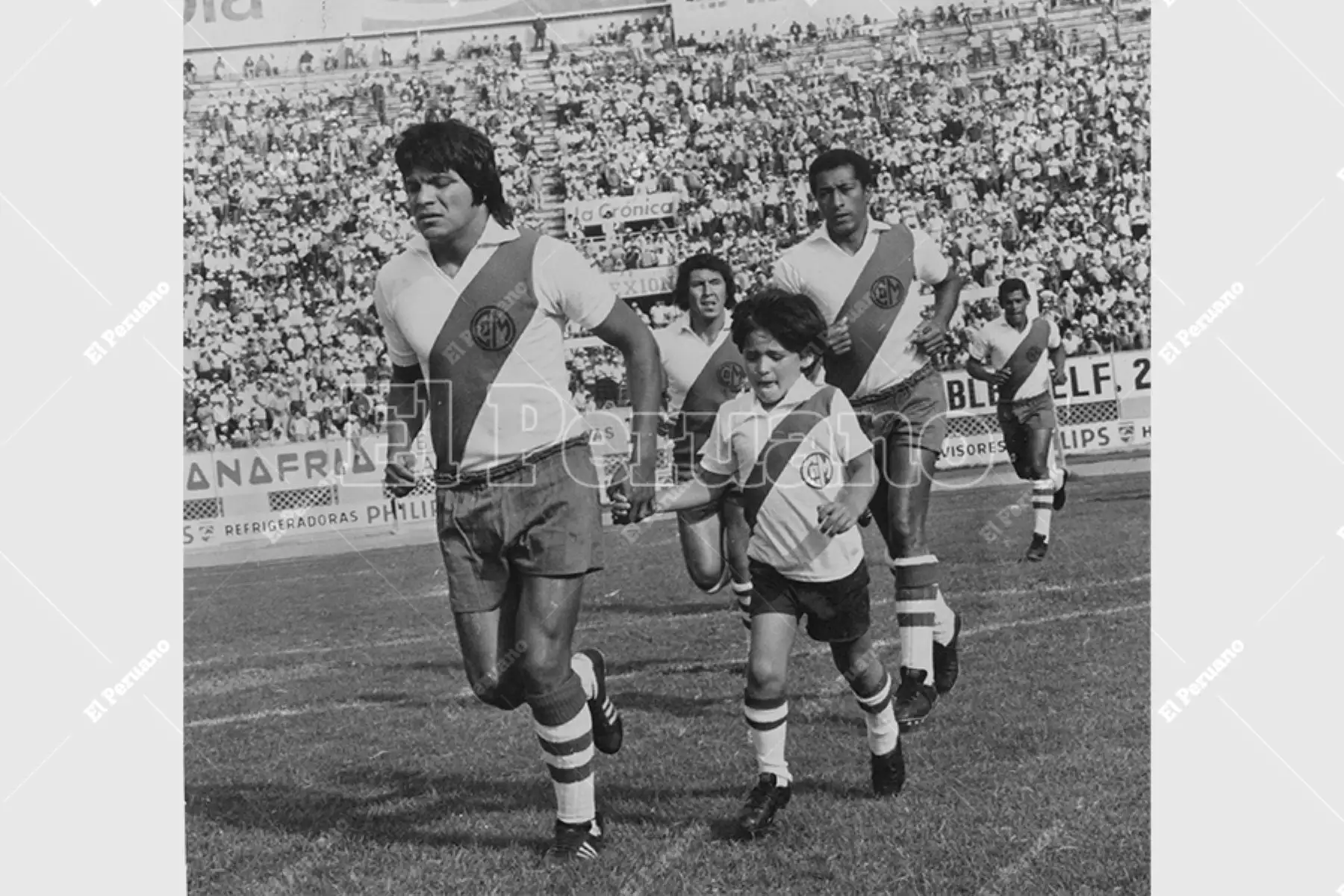 Lima - 21 abril 1974 / Deportivo Municipal, con Luis La Fuente como figura, salta al campo del Estadio Nacional. El cuadro edil venció 2-0 a Cienciano por el Torneo Descentralizado. Foto: Archivo Histórico de El Peruano