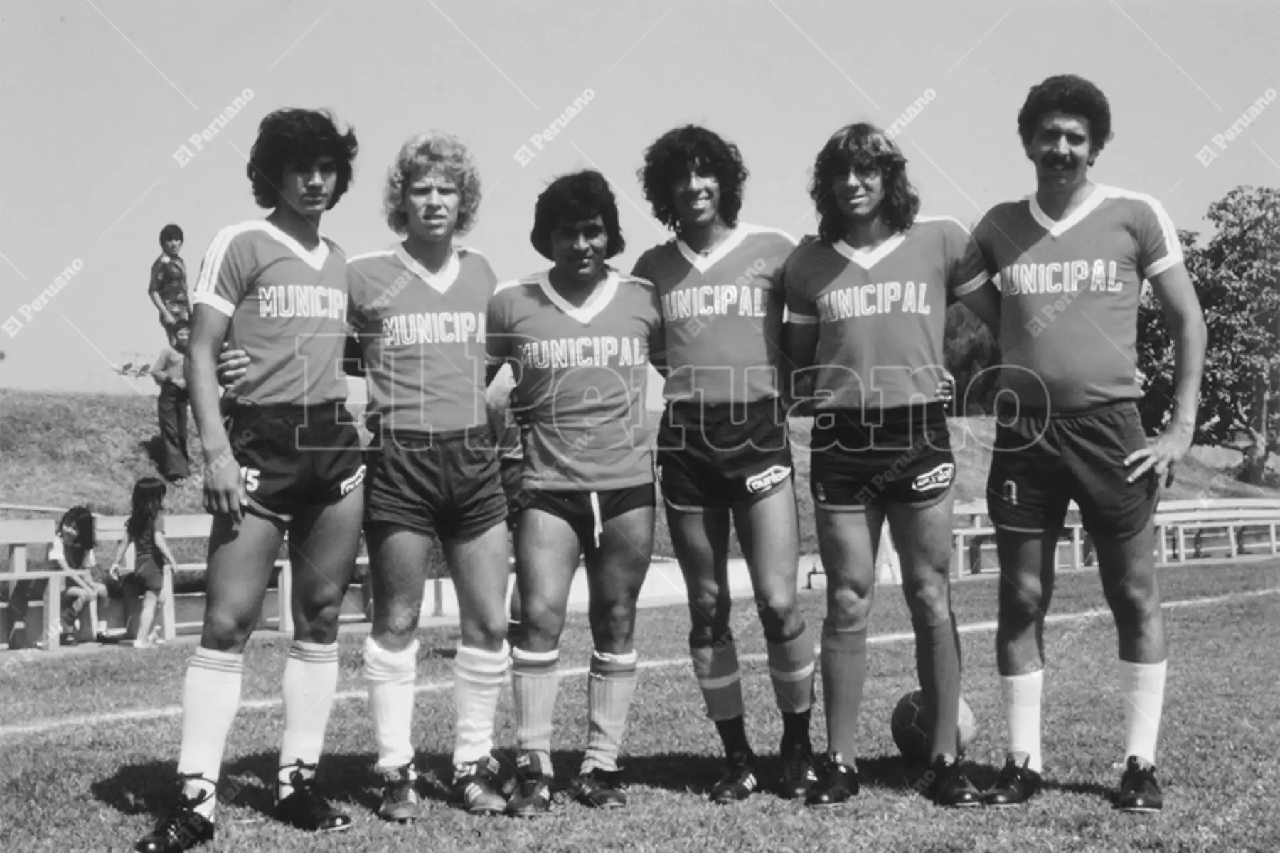 Lima - 1980 / Franco Navarro, Jaime Drago, Hugo Sotil, Eduardo Malásquez, Pedro Bonelli y Roberto "Titín" Drago en los entrenamientos del Deportivo Municipal. Foto: Archivo Histórico de El Peruano