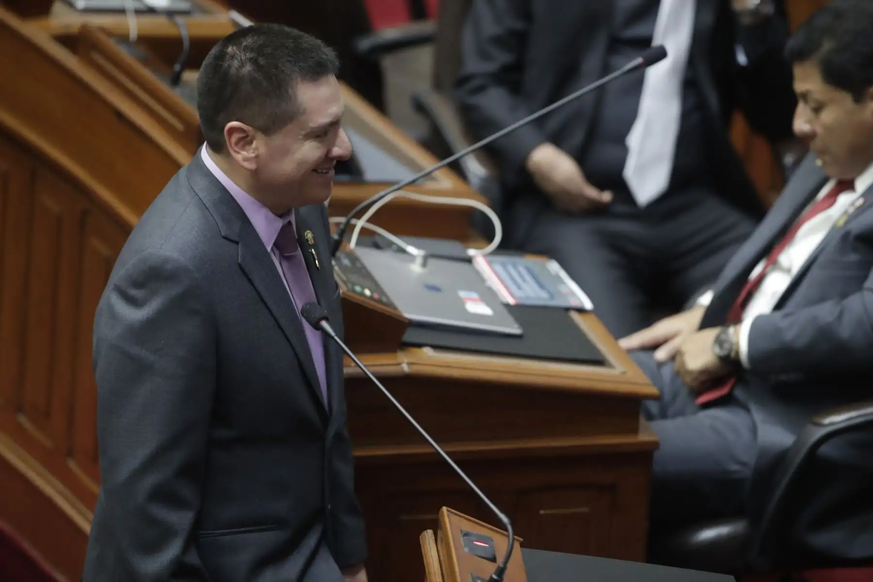 El pleno del Congreso de la República inició la sesión para elegir a la nueva mesa directiva para el periodo anual de sesiones 2023-2024. En la imagen,   Luis Aragón, quien lidera la segunda lista.
Foto: ANDINA/Juan Carlos Guzmán