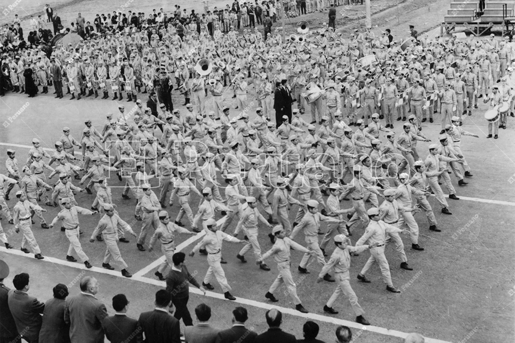 Lima - 22 julio 1966 / En una hora y 45 minutos desfilaron más de 25 mil alumnos en el ensayo general del desfile premilitar en el Campo de Marte. En total participaron 23 colegios en dos agrupamientos. Foto: Archivo Histórico de El Peruano