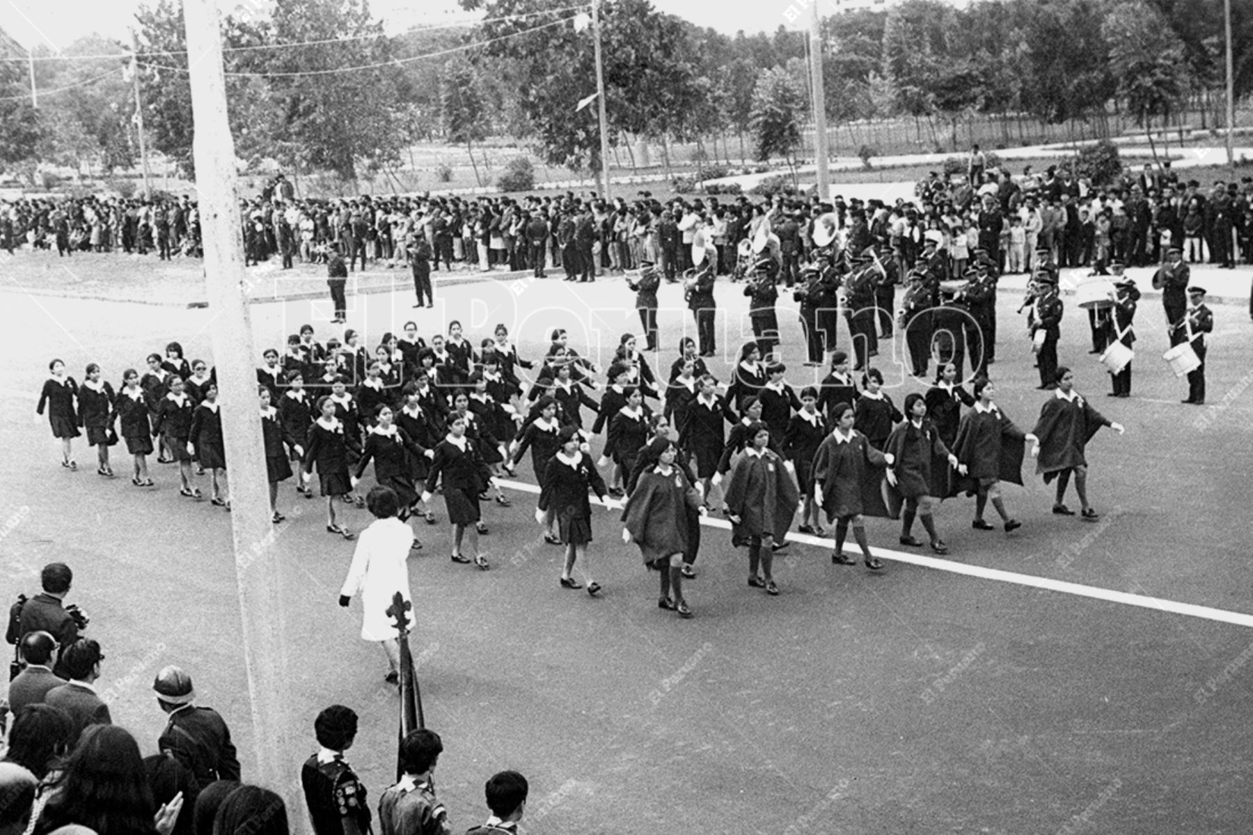 Lima -  26 julio 1971 / Desfile escolar por el Sesquicentenario de la Independencia en el Campo de Marte. Foto: Archivo Histórico de El Peruano