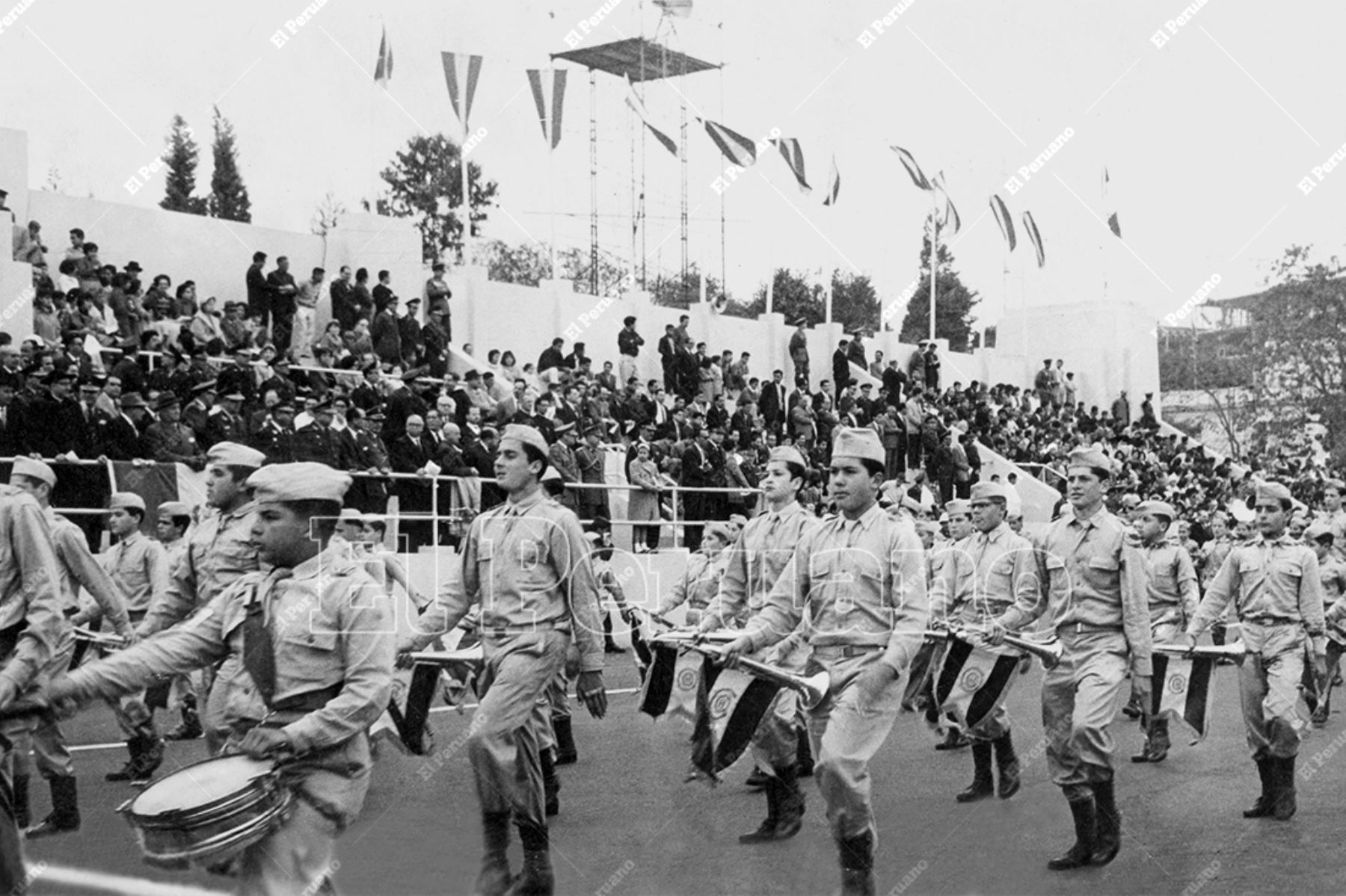 Lima - 27 julio 1961 / Integrantes de una banda de música hacen su paso por el Campo de Marte durante el gran desfile escolar por Fiestas Patrias. Foto: Archivo Histórico de El Peruano