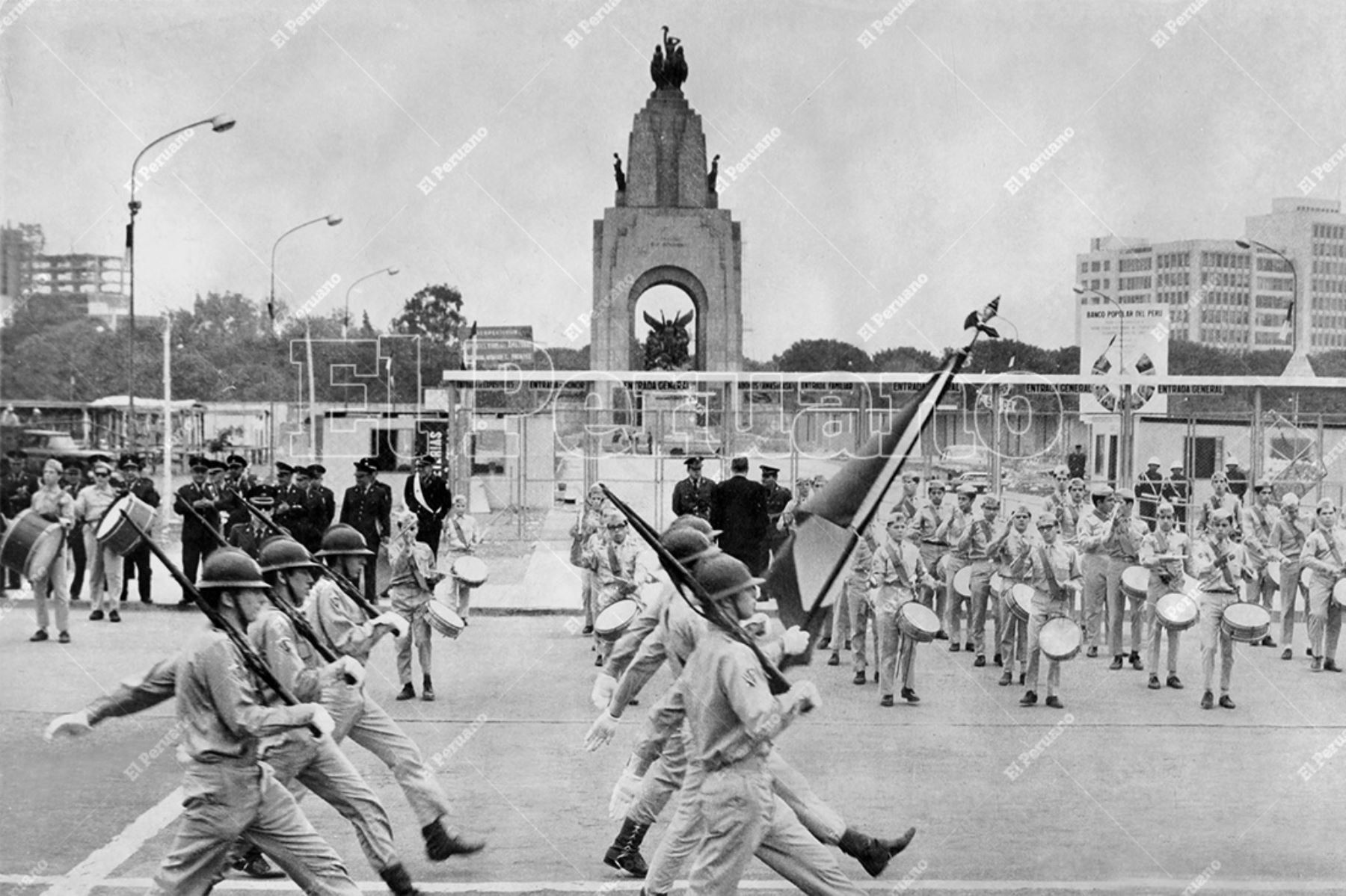 Lima - 14 julio 1967 / Paso marcial del segundo agrupamiento constituido por los colegios nacionales y grandes unidades escolares que desfilaron en el Campo de Marte. Foto: Archivo Histórico de El Peruano