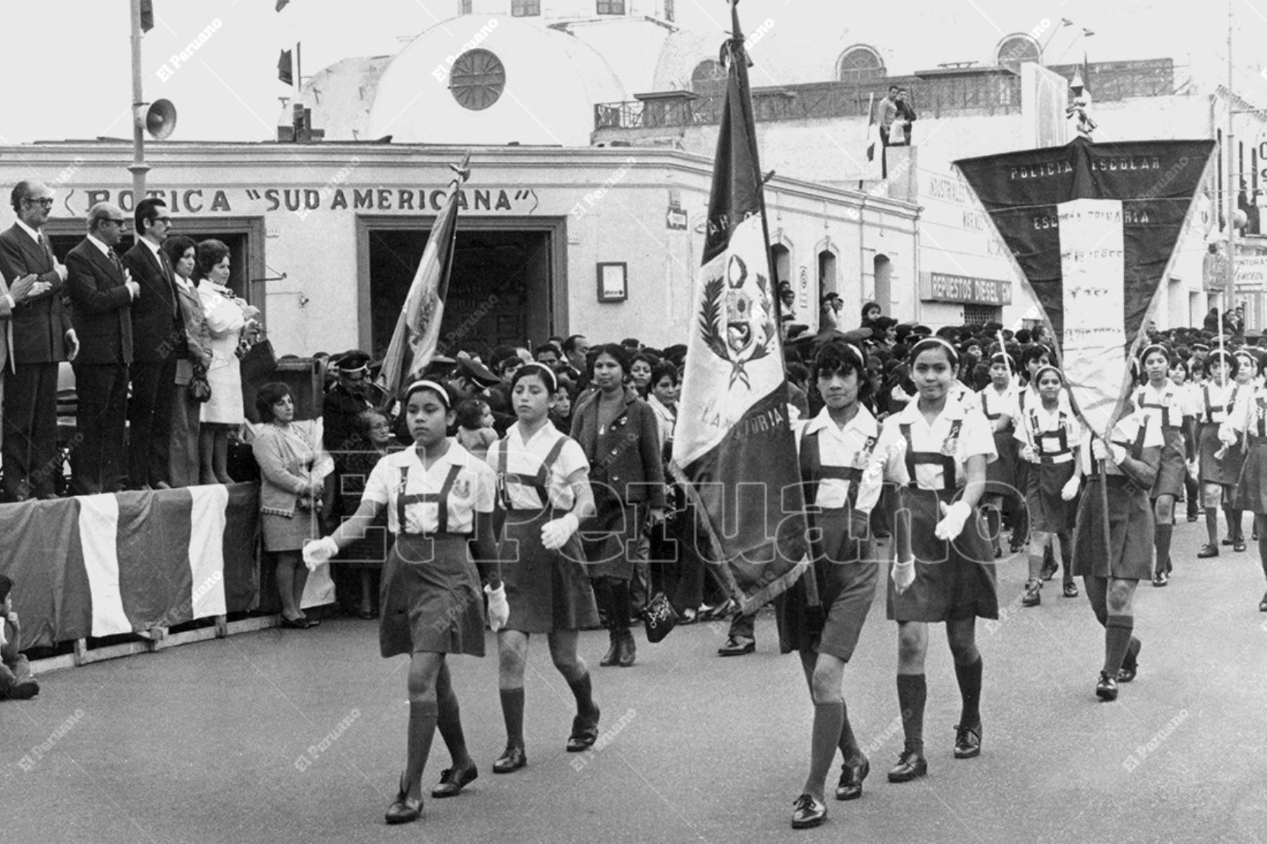 Lima  - 27 julio 1972 / Una escolta de mujeres pasa frente al estrado oficial durante el desfile escolar por Fiestas Patrias. Foto: Archivo Histórico de El Peruano