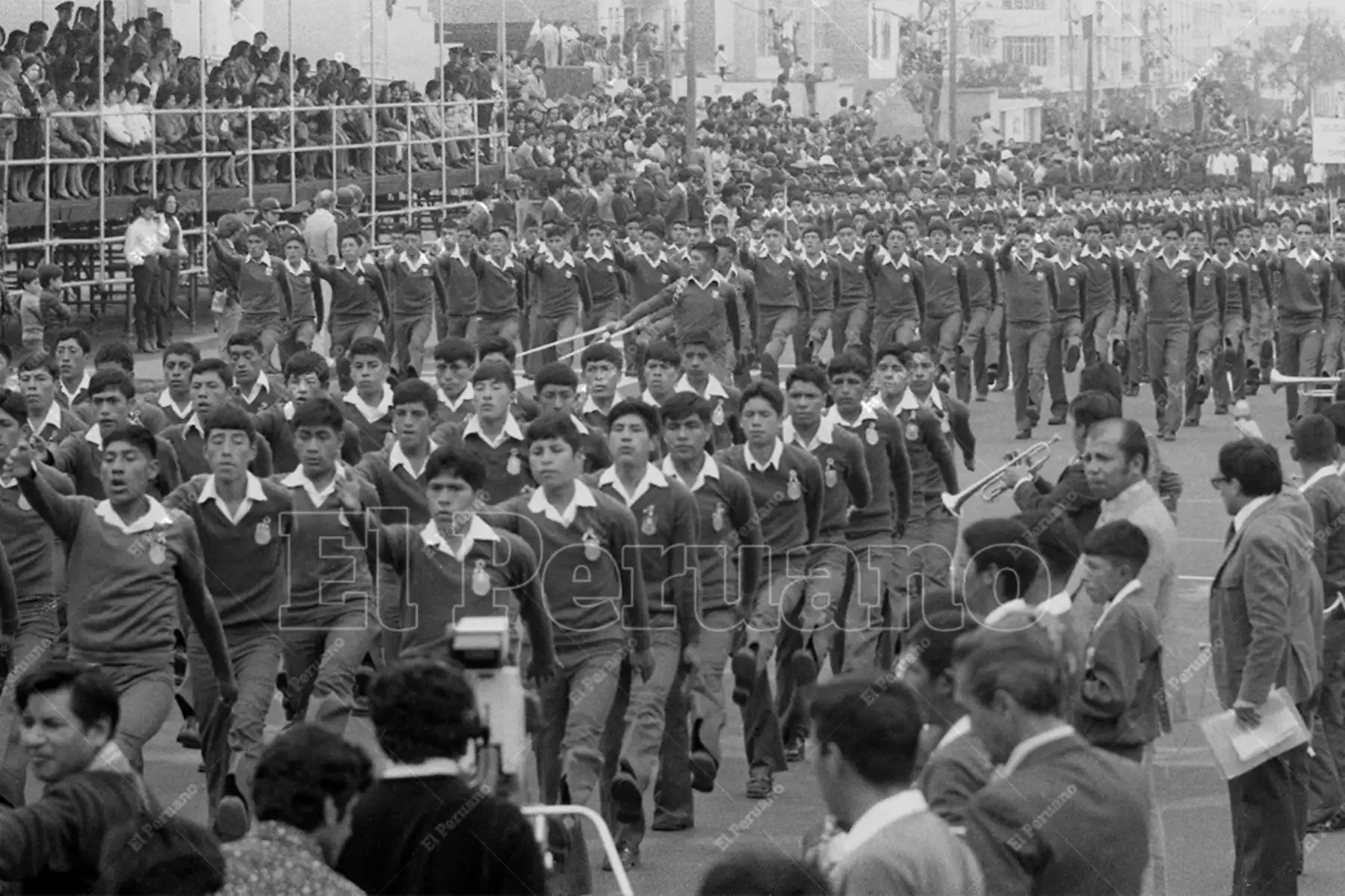Lima - 27 julio 1980 / Desfile escolar por el 159° aniversario de la independencia del Perú. Foto: Archivo Histórico de El Peruano / Rómulo Luján