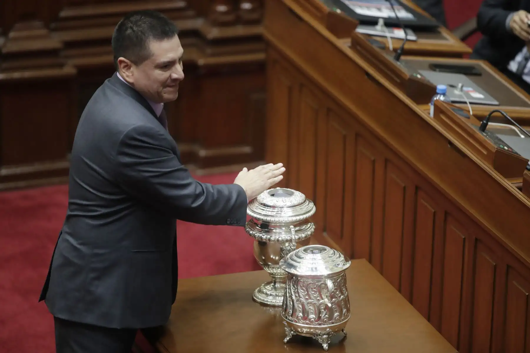 El pleno del Congreso de la República inició la sesión para elegir a la nueva mesa directiva para el periodo anual de sesiones 2023-2024. En la imagen,   Luis Aragón, quien lidera la segunda lista.
Foto: ANDINA/Juan Carlos Guzmán