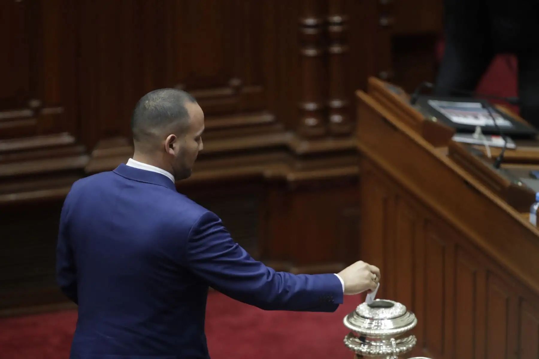 El pleno del Congreso de la República inició la sesión para elegir a la nueva mesa directiva para el periodo anual de sesiones 2023-2024. En la imagen, el congresista, Alejandro Muñante.
Foto: ANDINA/Juan Carlos Guzmán
