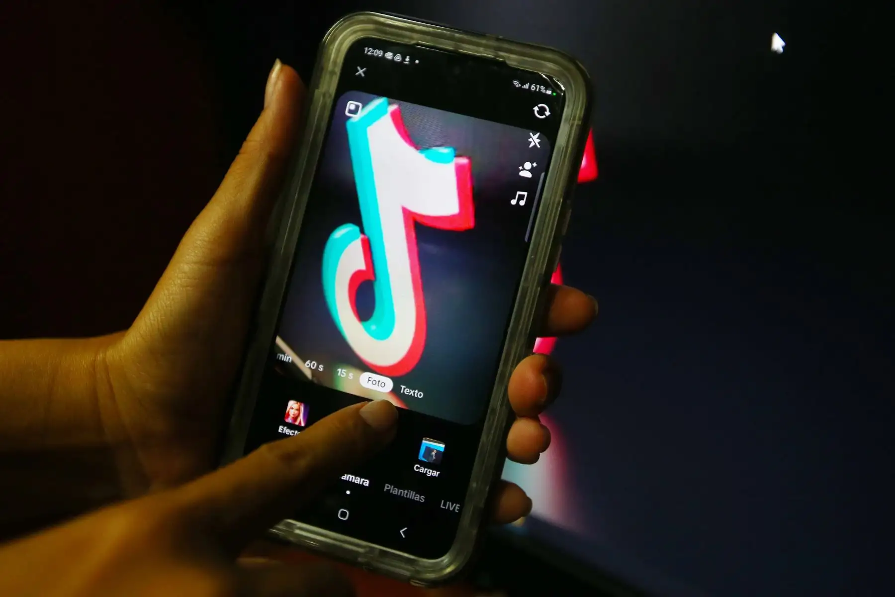 La aplicación TikTok permite subir contenido en formato texto para expresar la creatividad de sus usuarios. Foto: ANDINA/Eddy Ramos