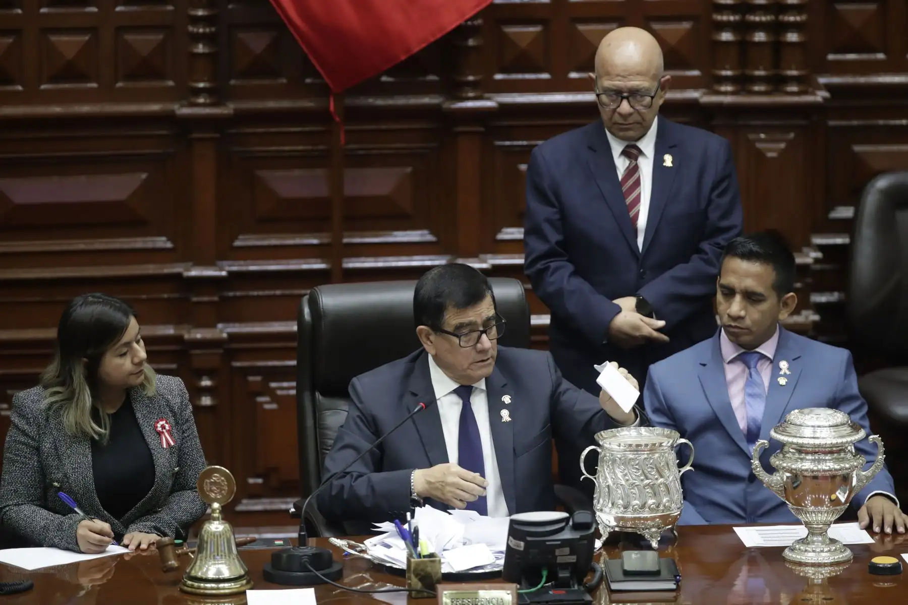 El pleno del Congreso de la República inició la sesión para elegir a la nueva mesa directiva para el periodo anual de sesiones 2023-2024. En la imagen, el presidente del Congreso, José Daniel Williams Zapata, realiza el conteo de votos.
Foto: ANDINA/Juan Carlos Guzmán