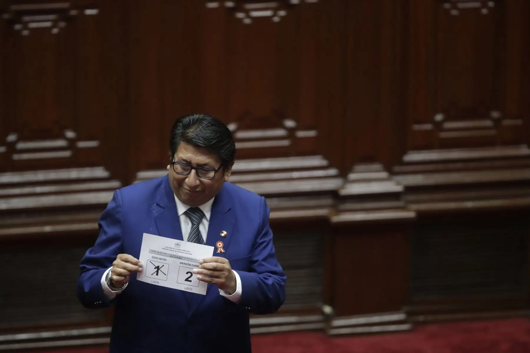 El pleno del Congreso de la República inició la sesión para elegir a la nueva mesa directiva para el periodo anual de sesiones 2023-2024. En la imagen, el congresista Waldemar Cerrón emite su voto.
Foto: ANDINA/Juan Carlos Guzmán