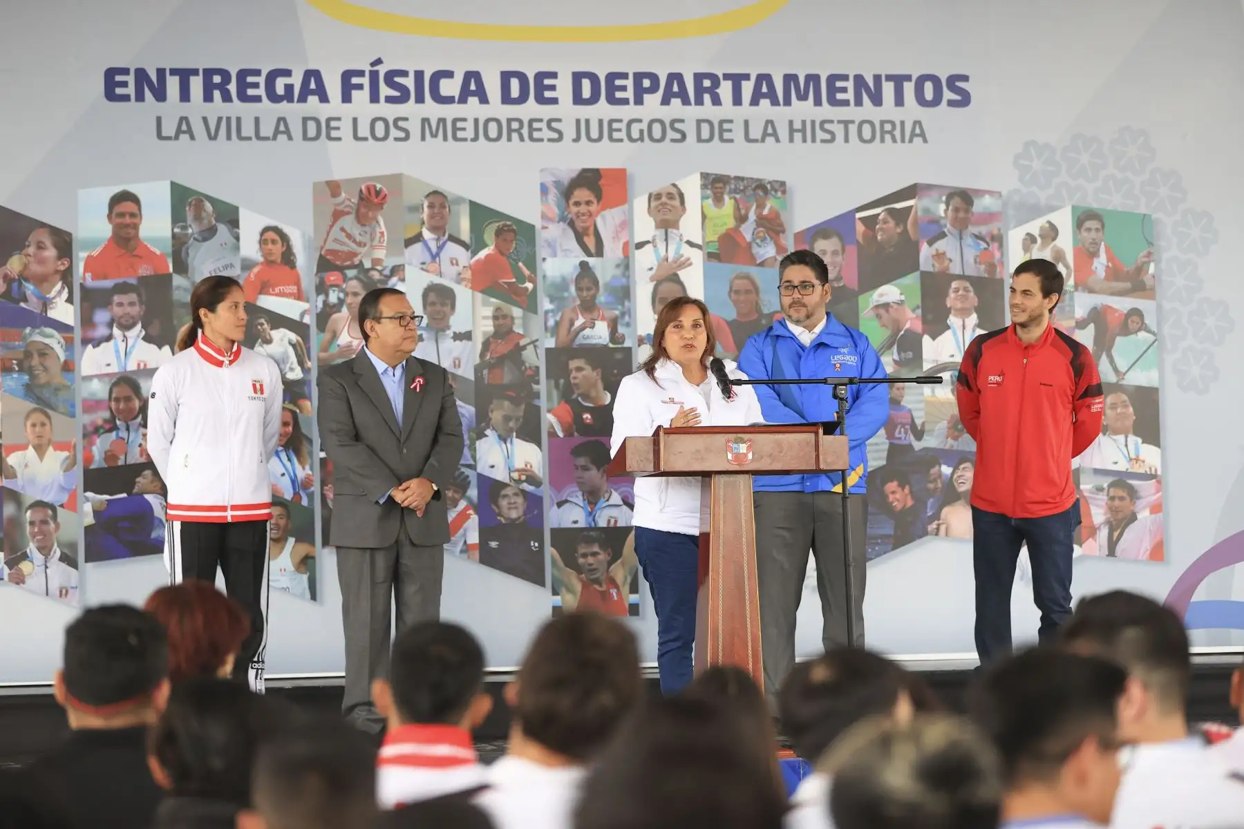 La presidenta Dina Boluarte participó en la ceremonia de entrega de 65 departamentos a los atletas ganadores de medallas en el marco de los XVIII Juegos Panamericanos y VI Juegos Parapanamericanos Lima 2019.
Foto: ANDINA/Prensa Presidencia