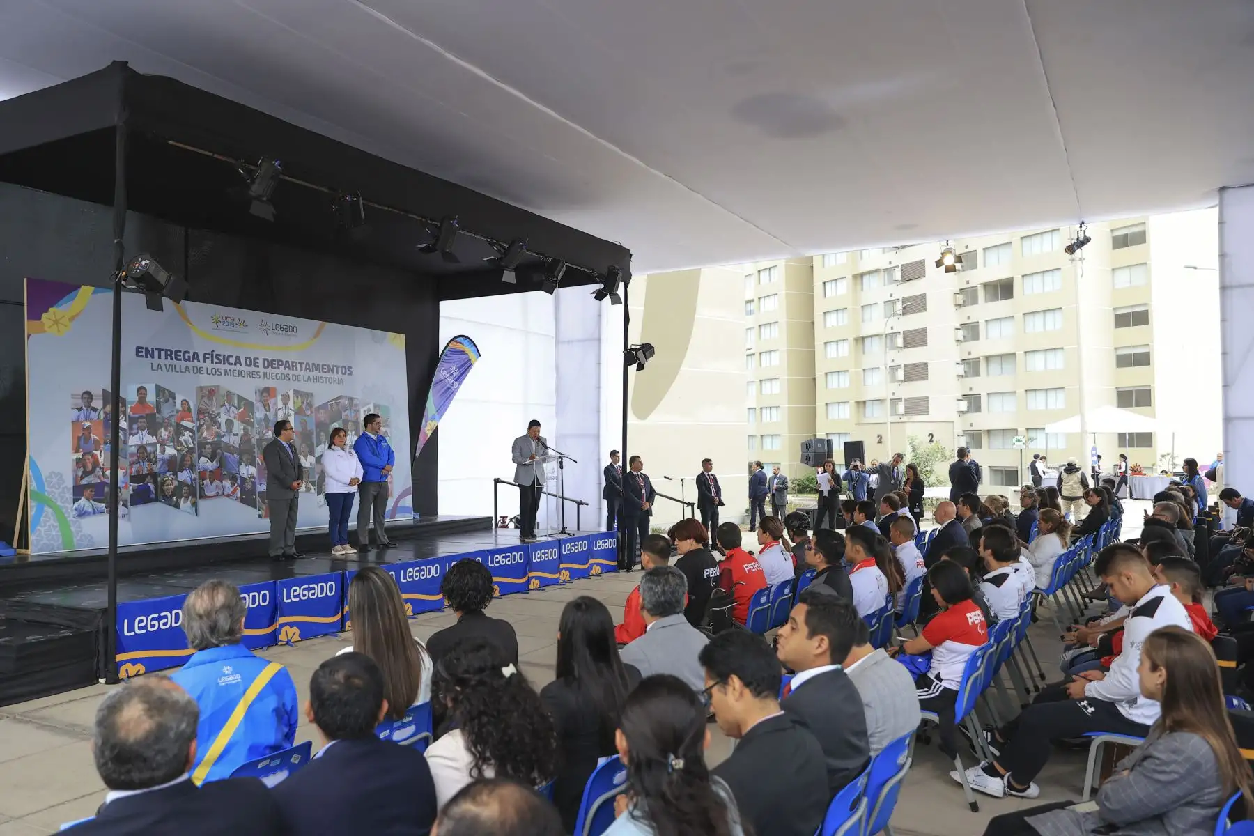 La presidenta Dina Boluarte participó en la ceremonia de entrega de 65 departamentos a los atletas ganadores de medallas en el marco de los XVIII Juegos Panamericanos y VI Juegos Parapanamericanos Lima 2019.
Foto: ANDINA/Prensa Presidencia
