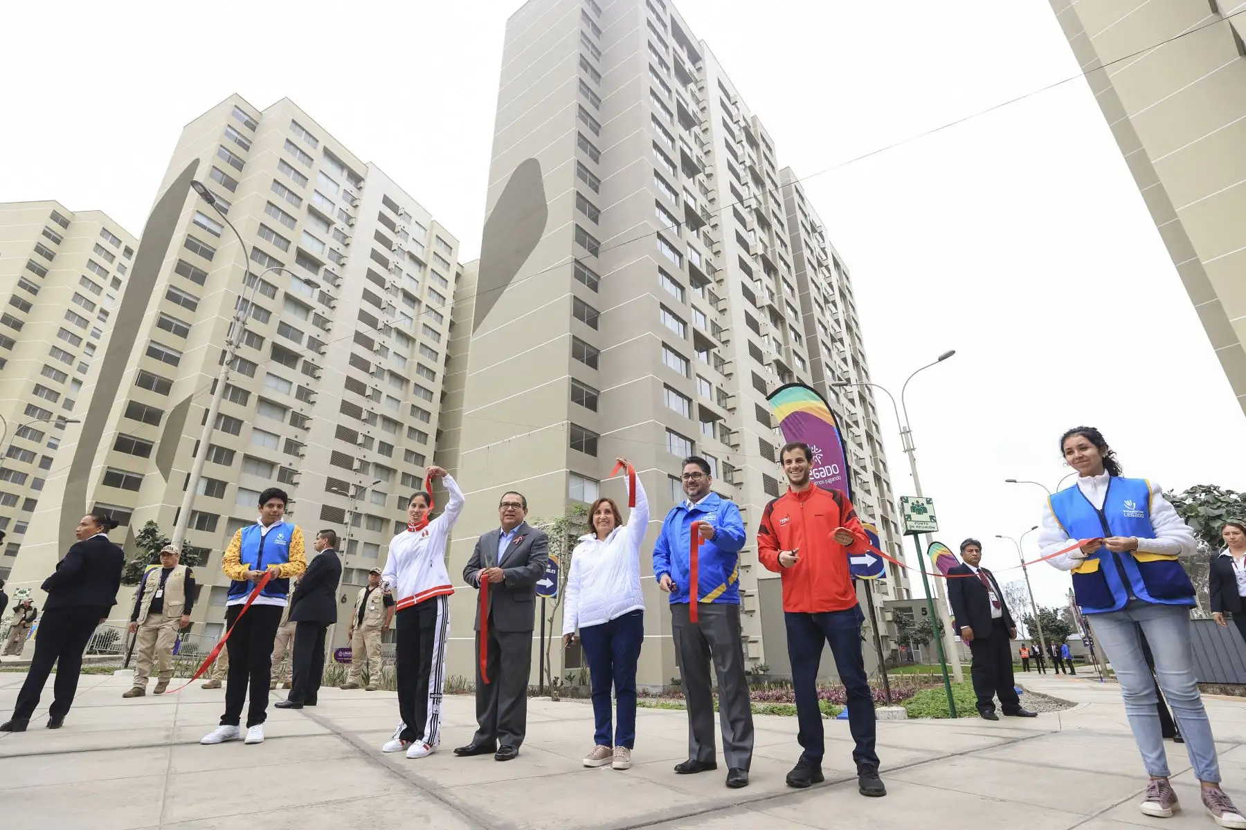 La presidenta Dina Boluarte participó en la ceremonia de entrega de 65 departamentos a los atletas ganadores de medallas en el marco de los XVIII Juegos Panamericanos y VI Juegos Parapanamericanos Lima 2019.
Foto: ANDINA/Prensa Presidencia