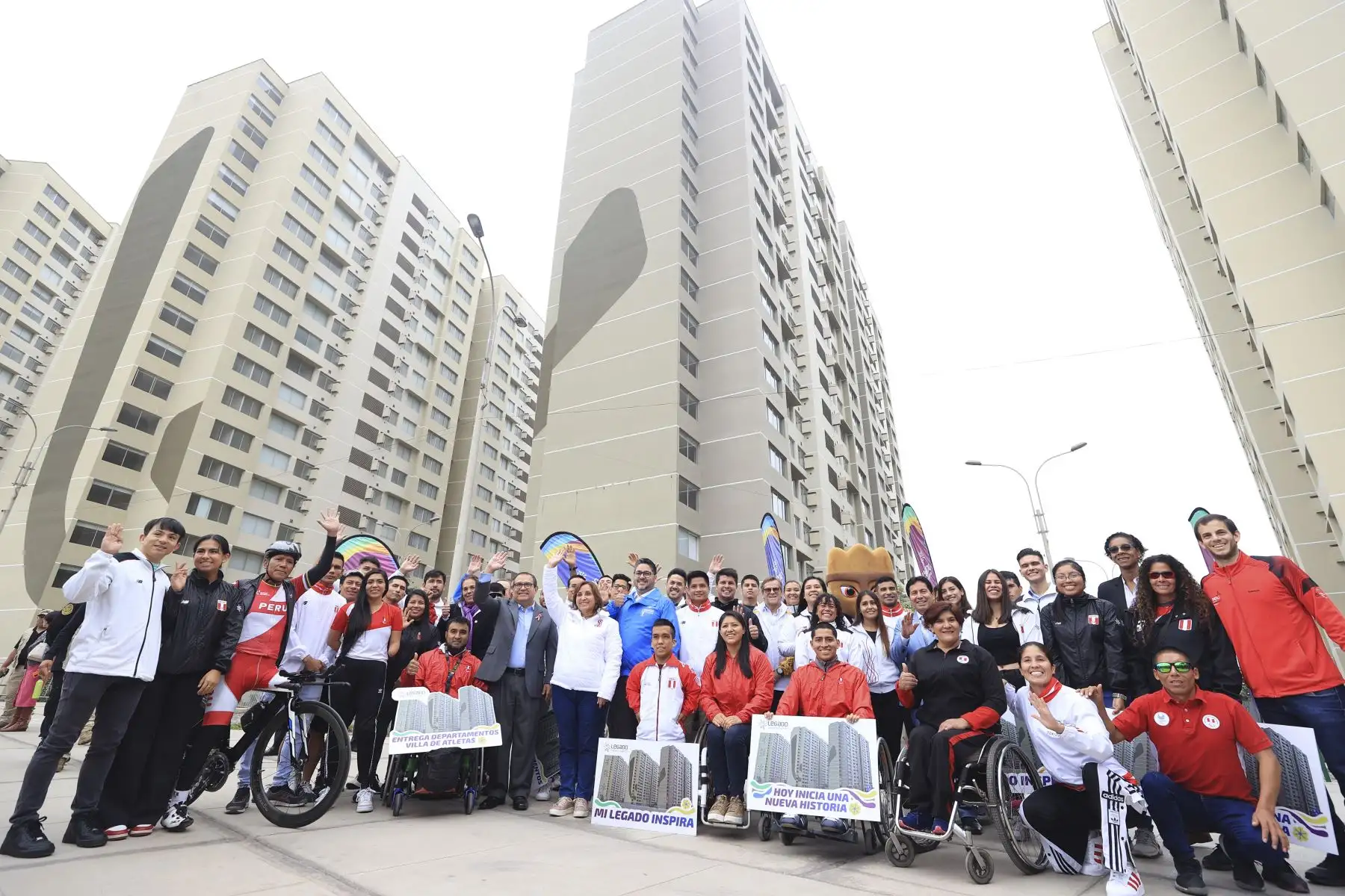 La presidenta Dina Boluarte participó en la ceremonia de entrega de 65 departamentos a los atletas ganadores de medallas en el marco de los XVIII Juegos Panamericanos y VI Juegos Parapanamericanos Lima 2019.
Foto: ANDINA/Prensa Presidencia
