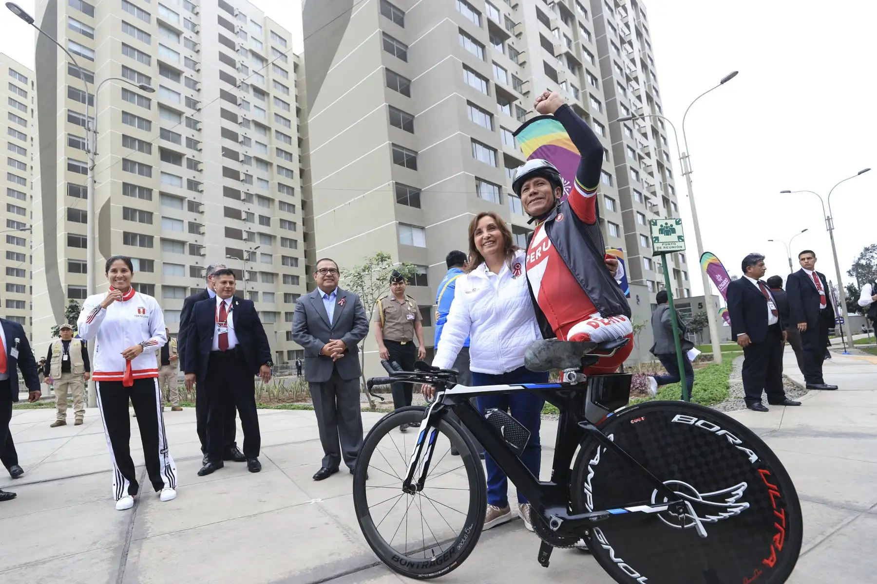 La presidenta Dina Boluarte participó en la ceremonia de entrega de 65 departamentos a los atletas ganadores de medallas en el marco de los XVIII Juegos Panamericanos y VI Juegos Parapanamericanos Lima 2019.
Foto: ANDINA/Prensa Presidencia
