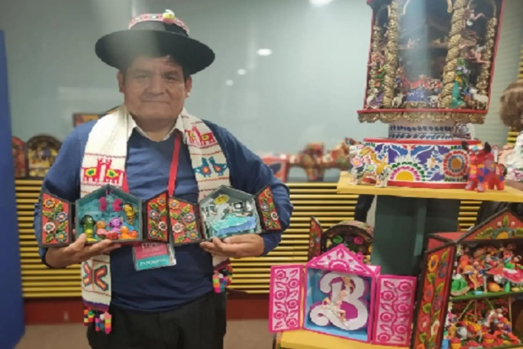 Aretes y collares hechos con semillas, alcancías de paja toquilla, bolsos de junco, juguetes de madera con la forma del zorrito Run Run son ofrecidos por los más de 150 colectivos de artesanos hasta el 30 de julio en la sede del Ministerio de Cultura.