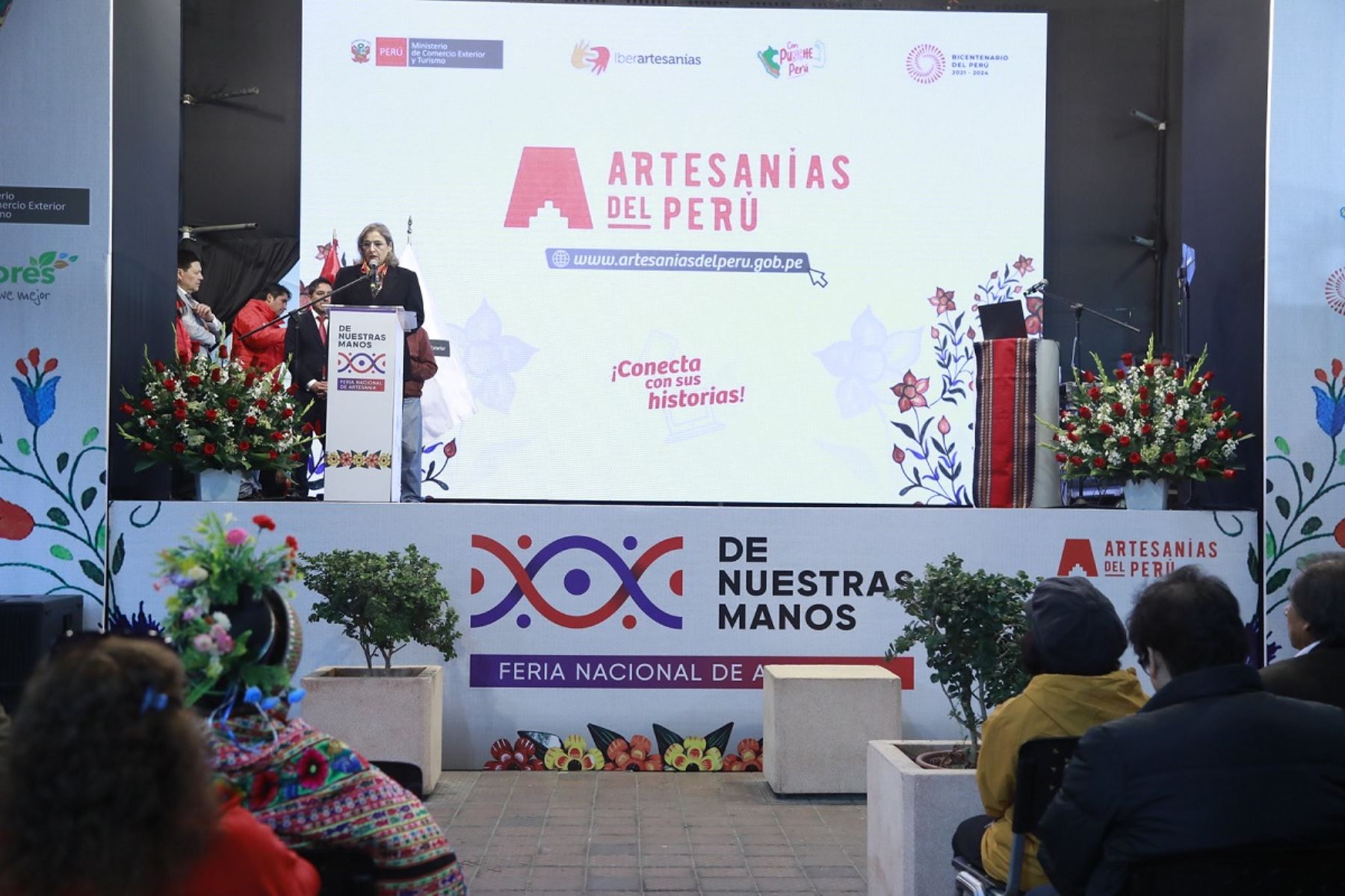 Viceministra de Turismo, Madeleine Burns, presenta la nueva plataforma "Artesanías del Perú". Foto: Cortesía.