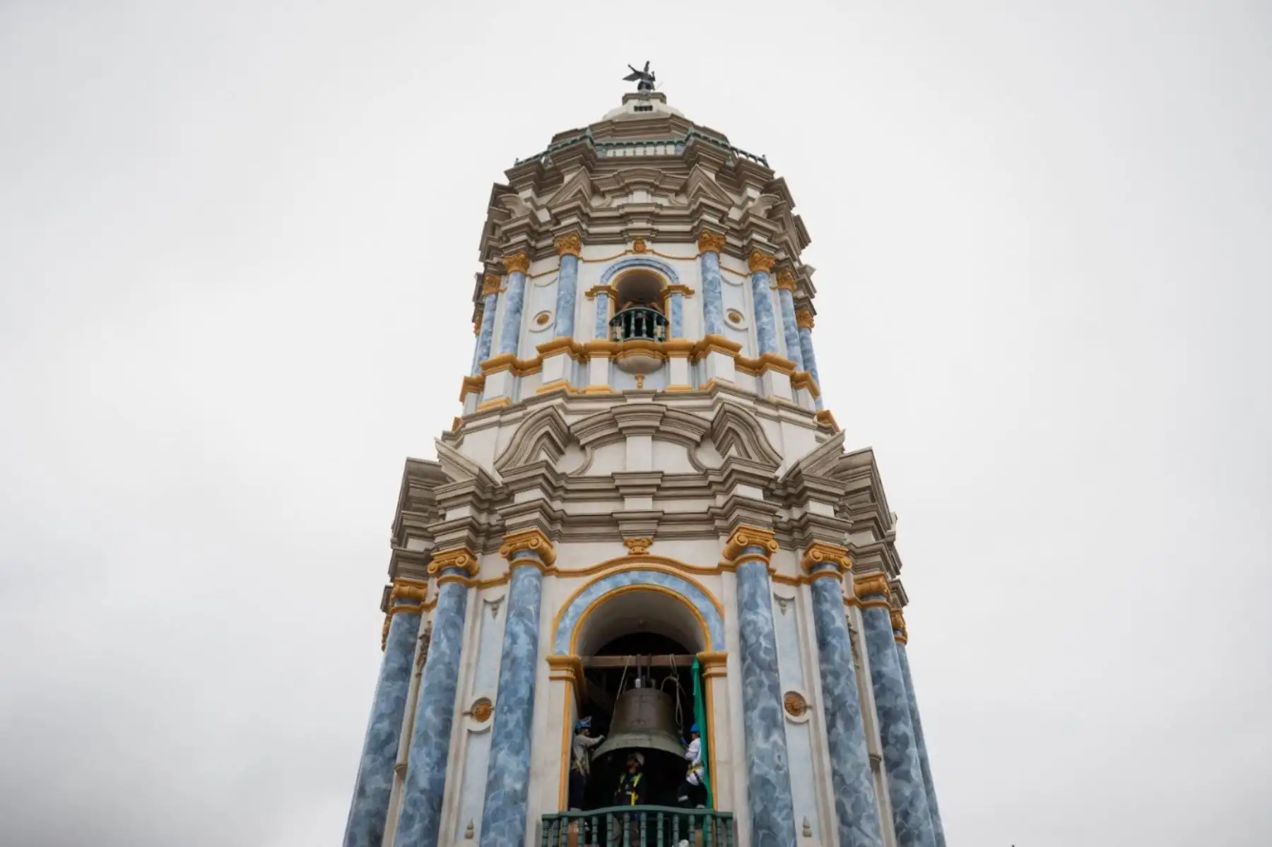 La torre principal del convento de Santo Domingo que sostiene el campanario ya se encuentra restaurada luego de un año y medio de trabajos. Construida en 1774, es parte de la infraestructura de la Iglesia de Santo Domingo y la Capilla de la Veracruz, ubicada en cruce de los jirones Camaná y Conde de Superunda, la cual sufrió grandes daños en el terremoto de 1940.
Foto: ANDINA/Muni Lima
