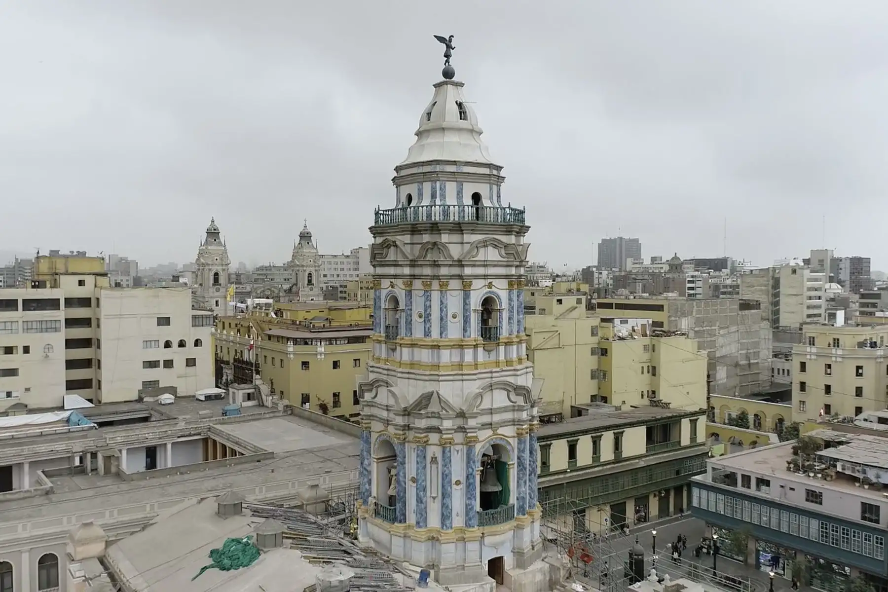 La torre principal del convento de Santo Domingo que sostiene el campanario ya se encuentra restaurada luego de un año y medio de trabajos. Construida en 1774, es parte de la infraestructura de la Iglesia de Santo Domingo y la Capilla de la Veracruz, ubicada en cruce de los jirones Camaná y Conde de Superunda, la cual sufrió grandes daños en el terremoto de 1940.
Foto: ANDINA/Muni Lima