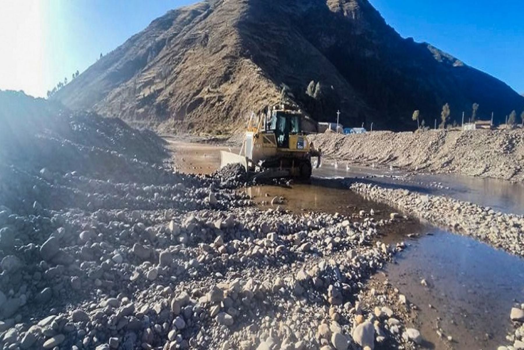 Con el retirmo de material acumulado se ha salvaguardando la integridad de 120 habitantes asentados en las zonas aledañas al río Vilcanota.