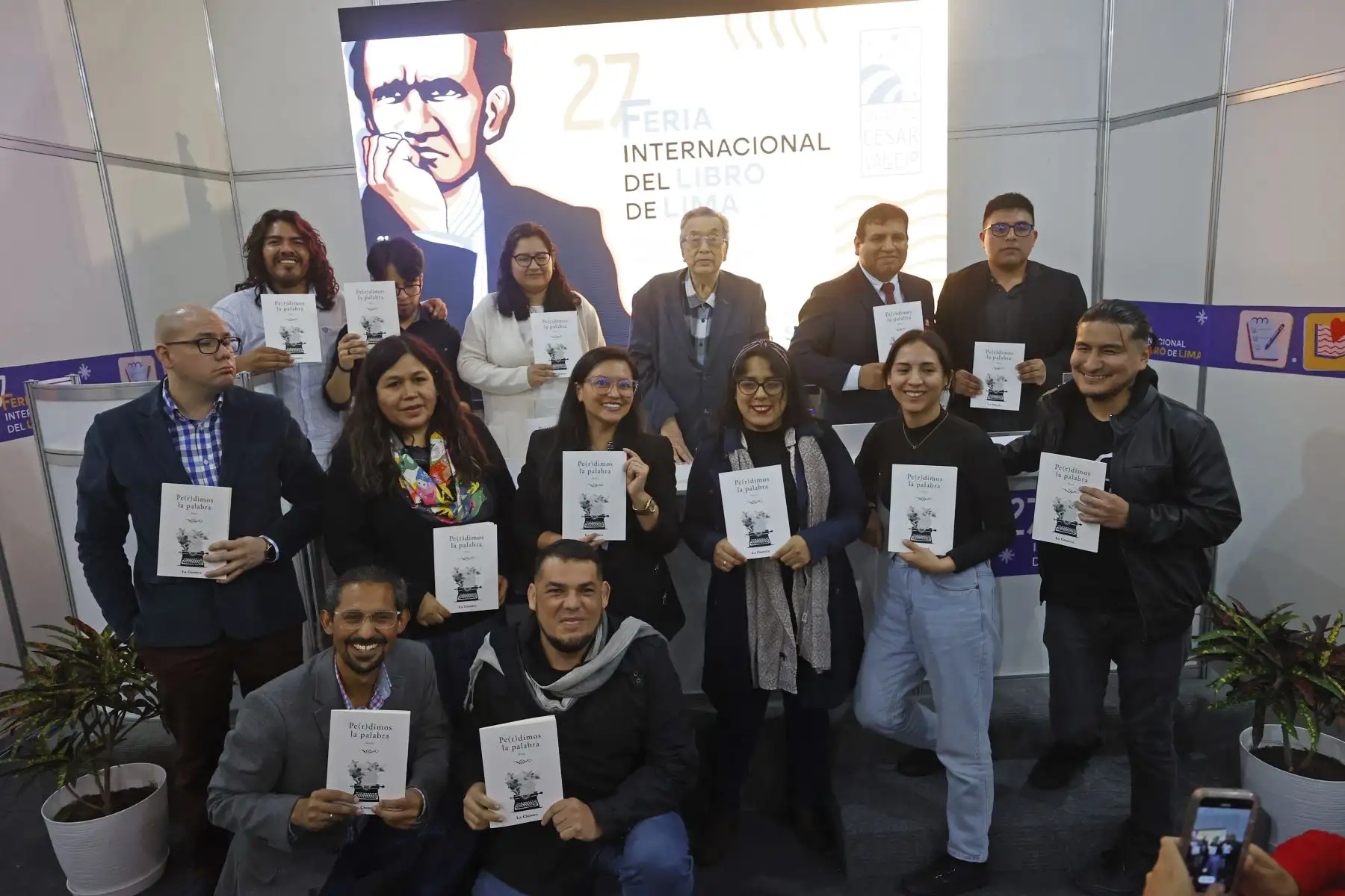 ‘Pe(r)dimos la palabra’ es una antología poética escrita por estudiantes de la Maestría en Escritura Creativa de la UNMSM. “La muestra se originó como parte del curso Taller de Poesía I, a cargo del renombrado poeta peruano Marco Martos”.  Foto: ANDINA/Vidal Tarqui