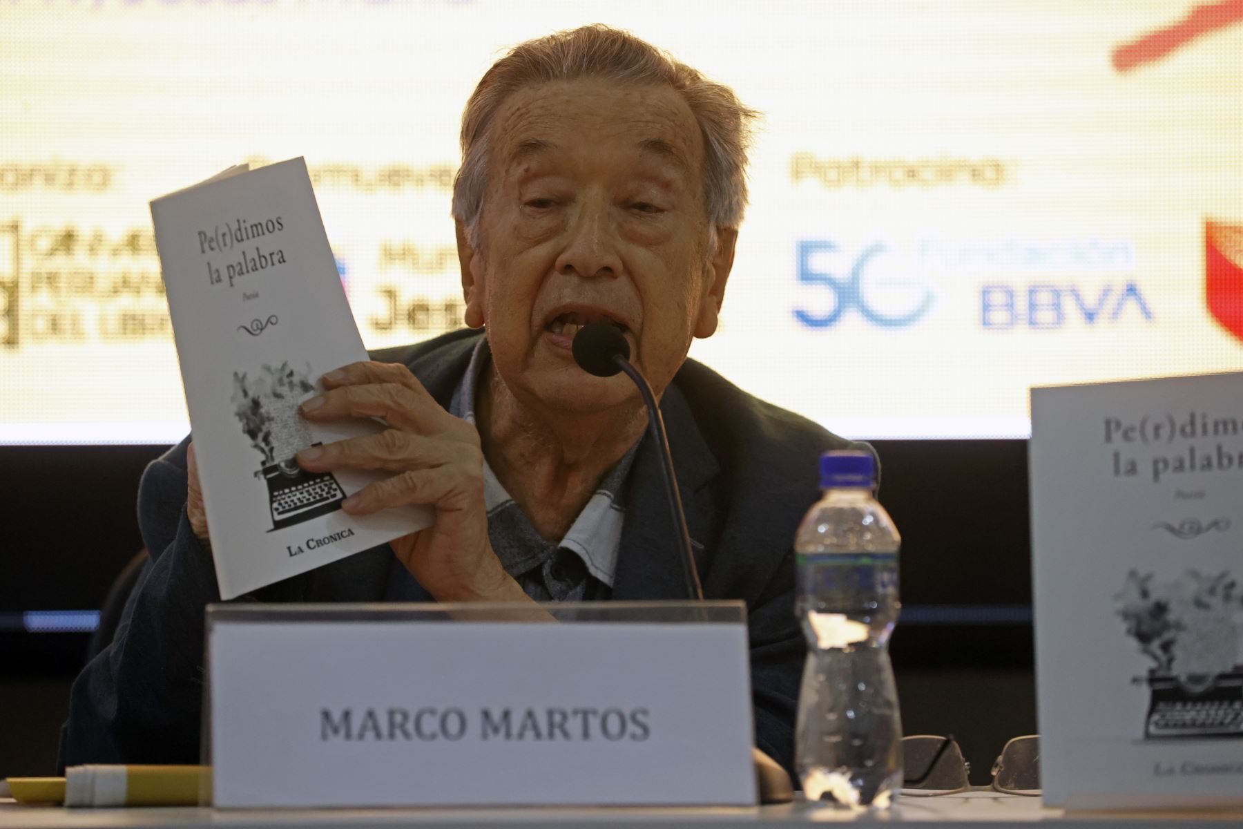 Escritor Marco Martos en la presentación de 